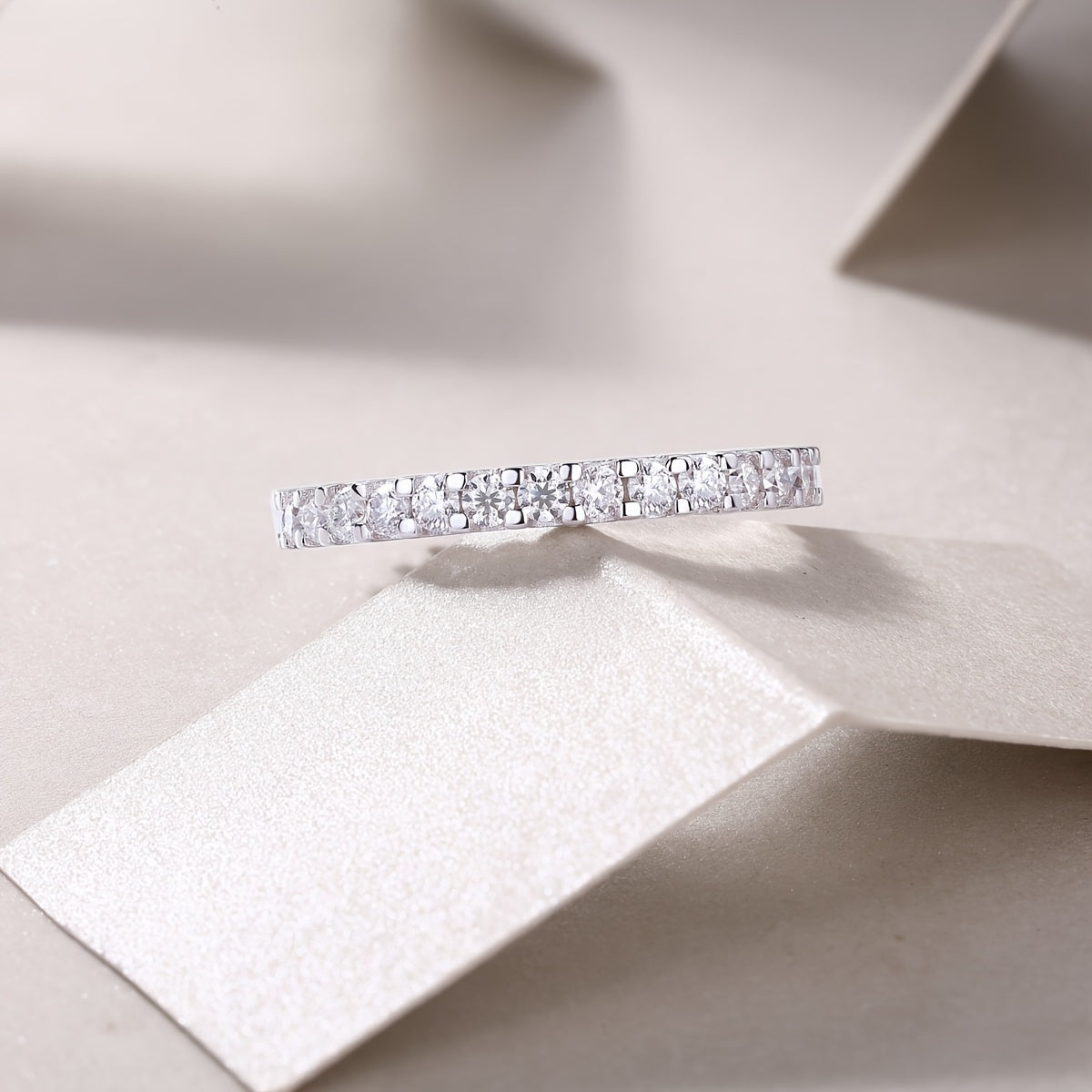 18K oltin qoplamali 925 sterling kumushdan tayyorlangan nozik Moissanite abadiy halqa uzuk, to'y, yubiley, 14-fevral yoki u uchun sovg'a sifatida ideal.