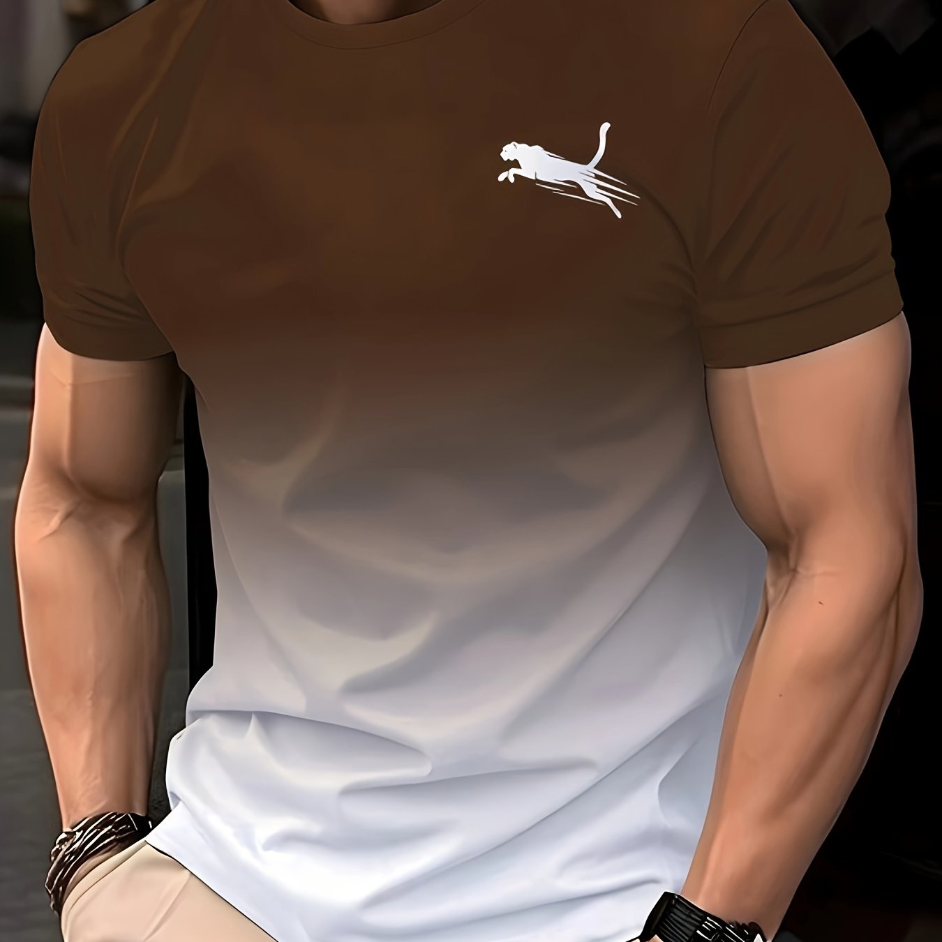 Erkaklar uchun geometrik naqshli yumshoq polyester to'qima matodan tayyorlangan crew neck futbolka, shaffof emas.