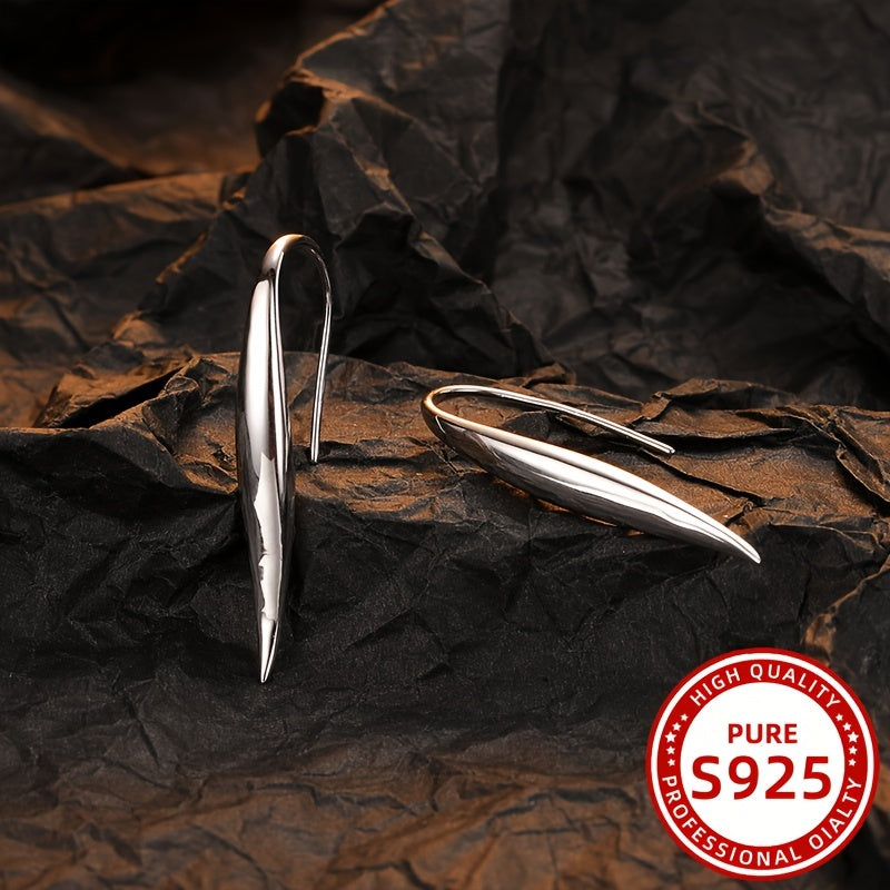 Ushbu nafis to'r vaqti uzuklari soddalik va noziklikni qadrlaydigan ayollar uchun mukammaldir. 925 sterling kumushdan tayyorlangan, og'irligi 3.6g va ularni banketlar, ta'tillar va partiyalarga kiyish uchun mos keladi.