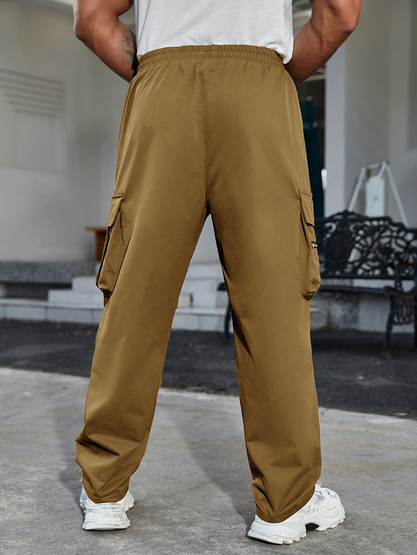 Erkaklar uchun plussizlarda tasodifiy uslubdagi yuk shimlari, 100% polyesterdan tayyorlangan, bir xil rangda va har mavsum uchun odatdagi kesimda.