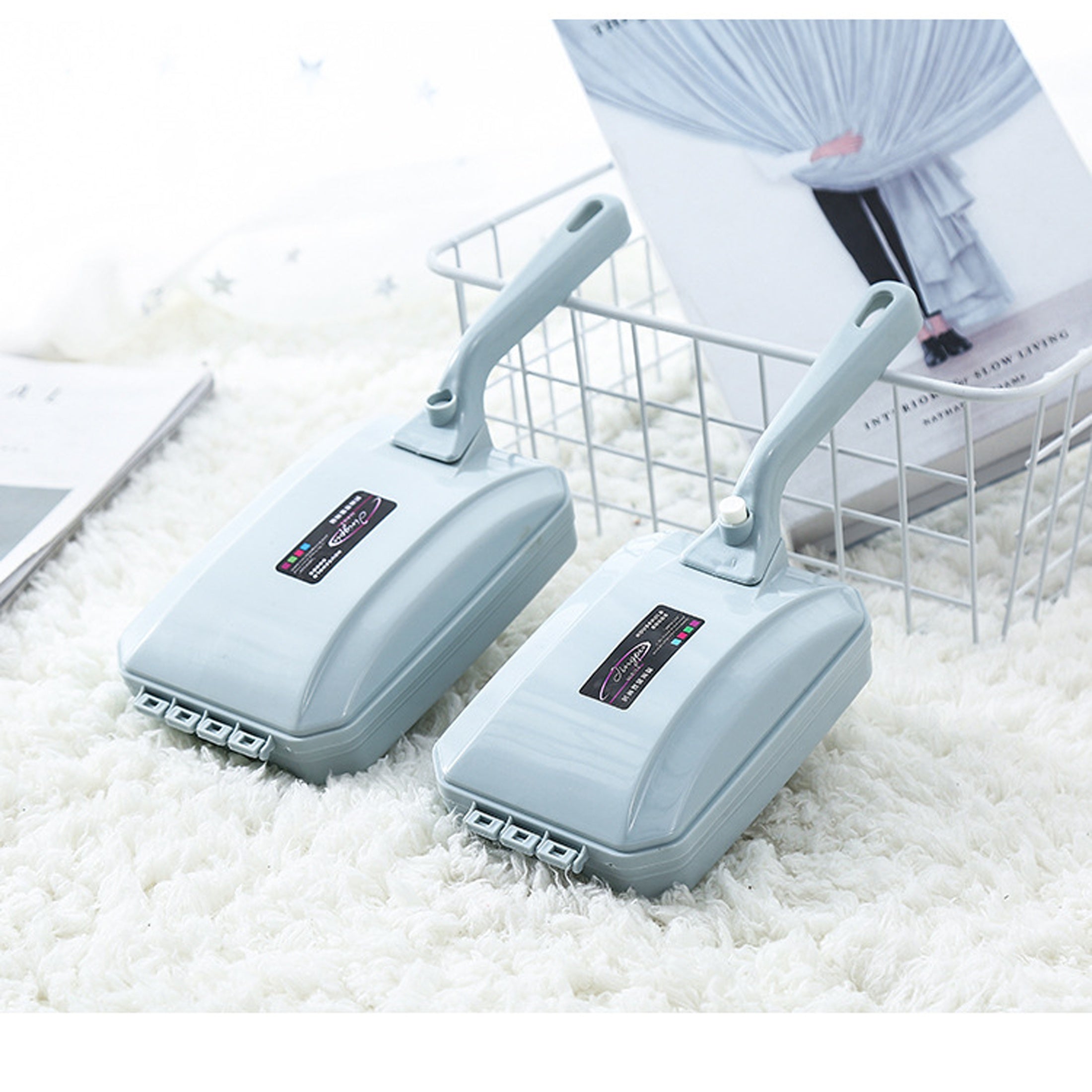 Plastik tutqichli qo'l bilan ishlatiladigan chang olib tashlash cho'tkasi - yashash xonasi, yotoqxona, kiyimlar va gilamlar uchun to'kintilar va uy hayvonlari sochlarini tozalash uchun mukammal. Qo'lda ishlash, batareyalar kerak emas. Tasodifiy rang.