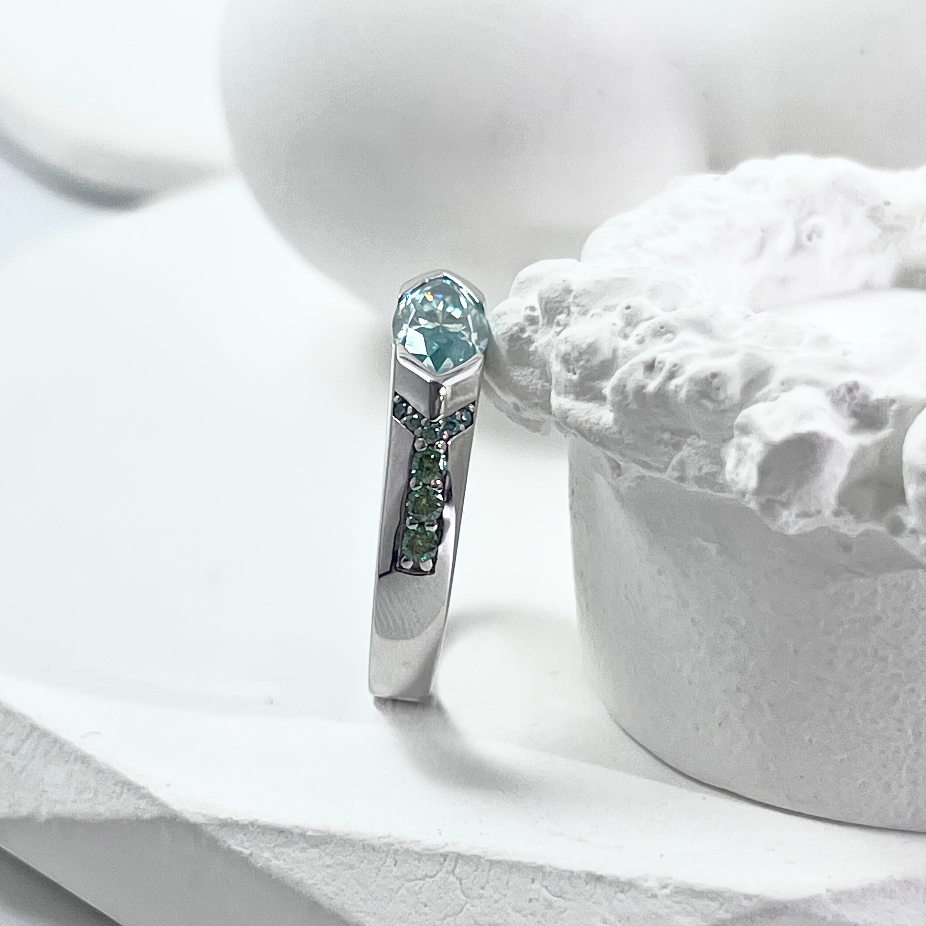 S925 sterling silver moissanite marquise uzuk, kumush qoplamasi va nafis preppy uslubiga ega bo'lgan hashamatli 1 dona. 1.26 karat moissanite toshi bilan va 4.5 gramm og'irlikda, bu uzuk kundalik kiyish yoki quyidagi maxsus tadbirlar uchun mukammaldir.