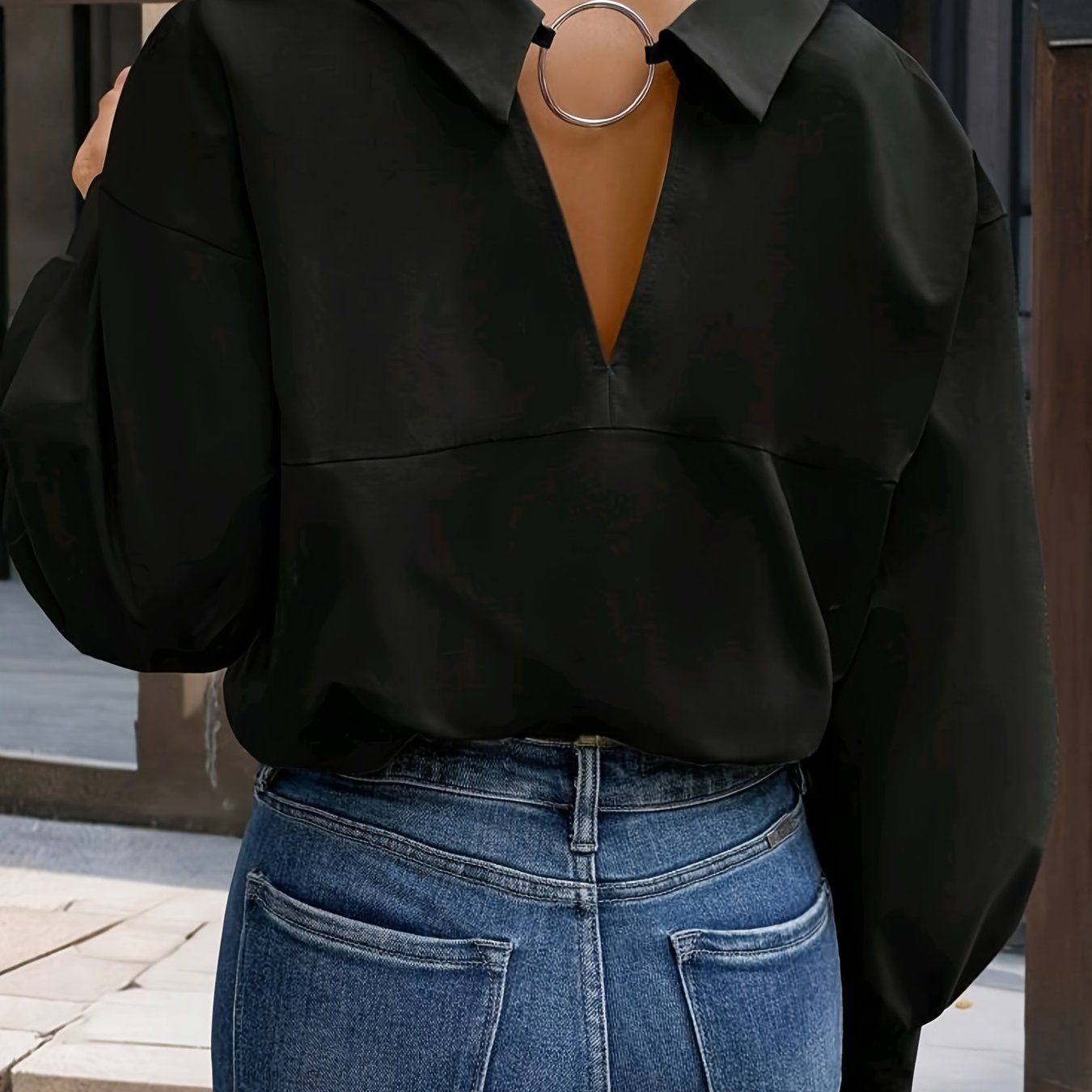 Ayollar uchun uslubiy plussayz V-yuzi bluzka, bir rangli polyesterdan, mashinada yuvish mumkin.