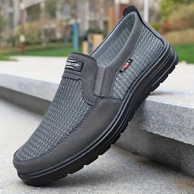 Yengil, sirpanchiq bo'lmagan, mustahkam kauchuk tagliklarga ega, ochiq havoda faoliyatlar uchun mo'ljallangan, oson kiyiladigan erkaklar sport krossovkalari.