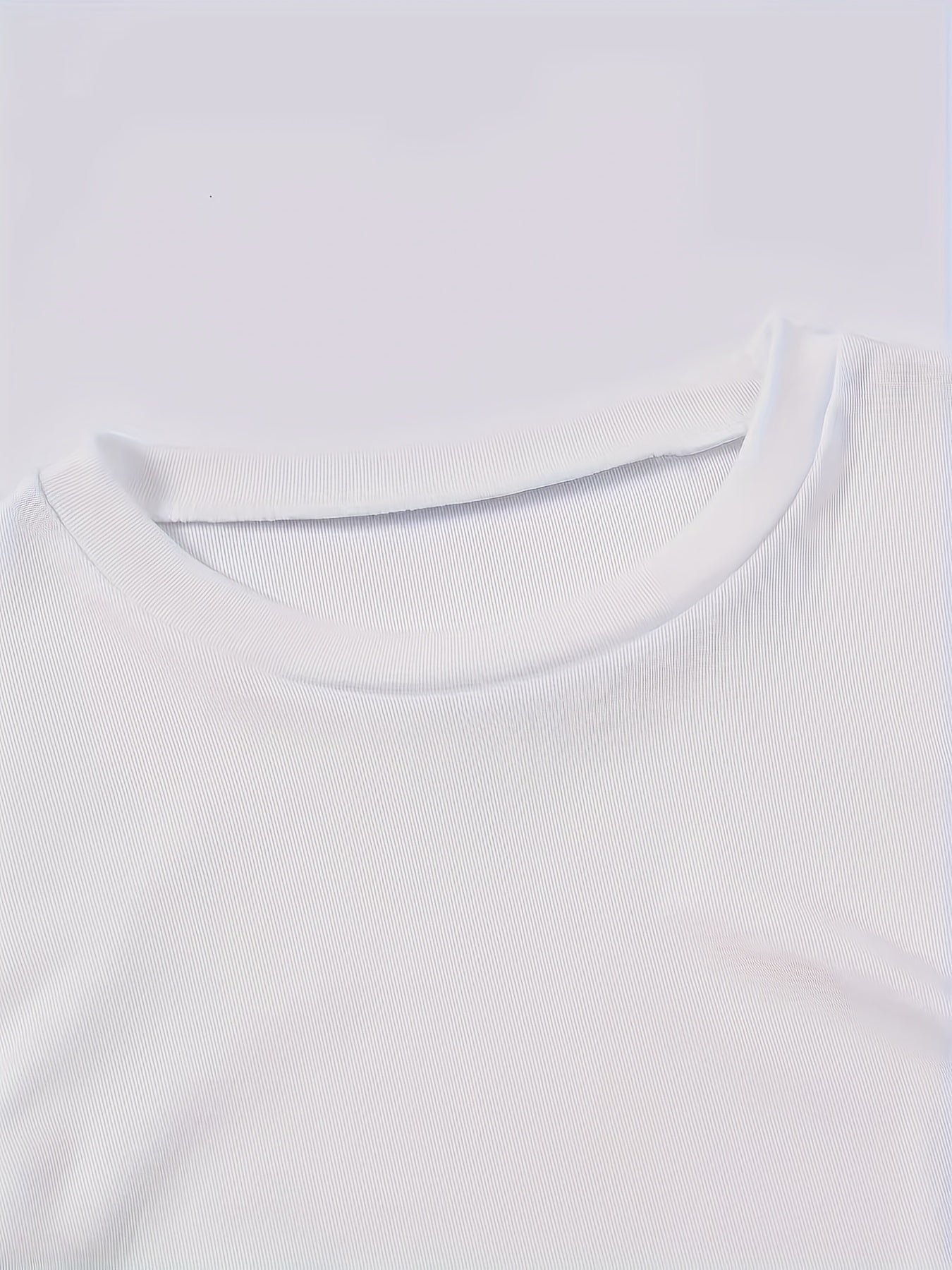 Katta qizlar uchun zamonaviy yon qirqimlar, bir xil rangdagi yuqori qism va to'g'ri oyoq shimlar bilan qulay bahor va yoz ko'rinishi.