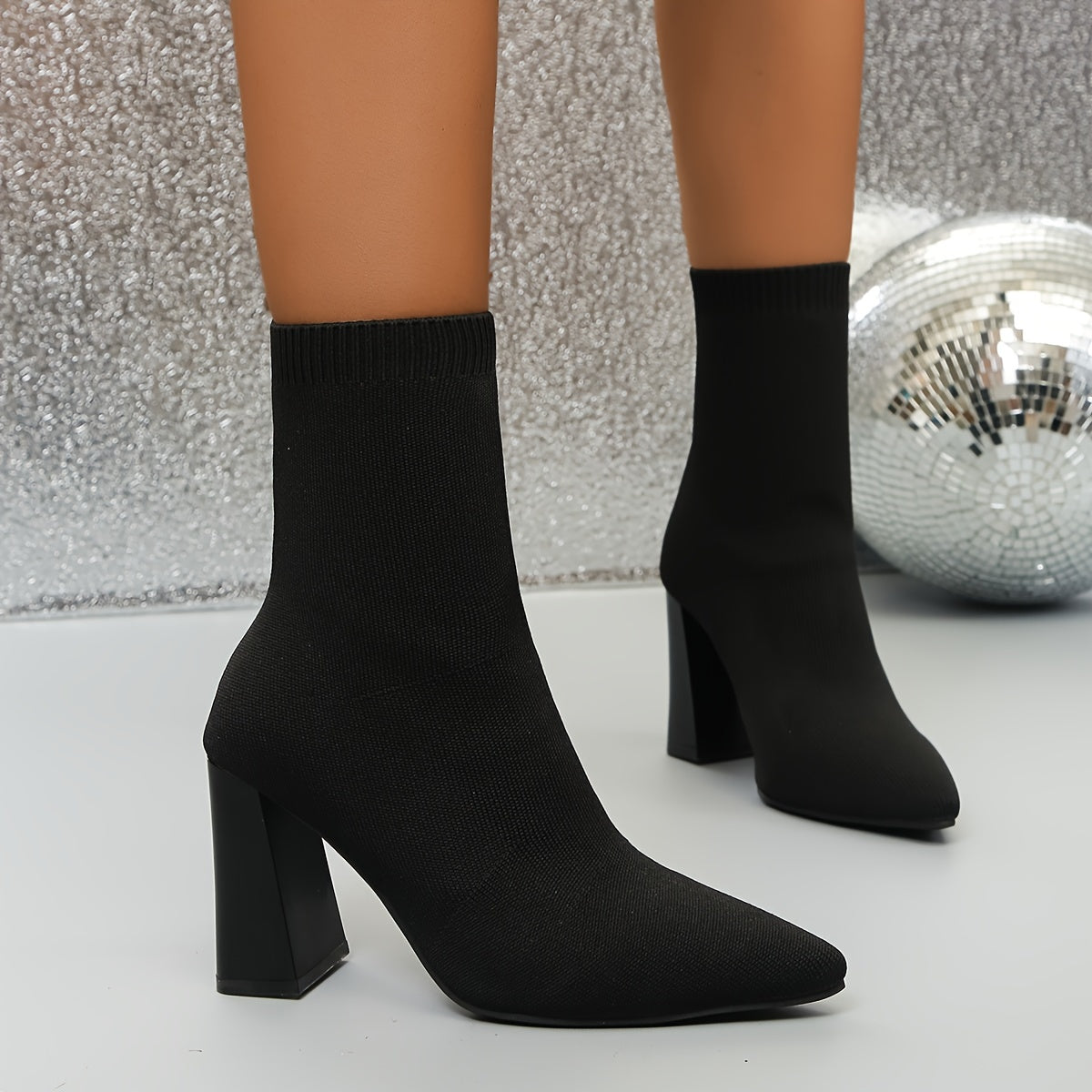 Ayollar uchun elegant to'qilgan ankle botinkalar, bir rangli va uchli to'siq to'pi bilan. O'z ichiga oladi: slip-on cho'ziladigan mato yuqori qismi, gummi taglik va no'vli mato ichki qismi. Har mavsum uchun mos.