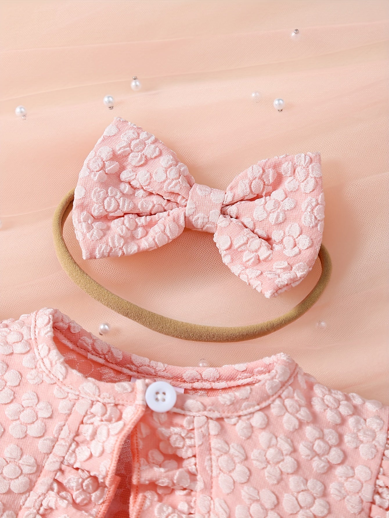 3-qismli qizlar yozgi kiyimi: Ruffle yengli, pushti kapalak bilan tikilgan tulladan yasalgan ko'ylak, polyesterdan yasalgan qirq qisma bluzka va bog'ichli boshband. Mashinada yuvish mumkin, maxsus tadbirlar yoki ochiq havoda kiyish uchun juda mos.