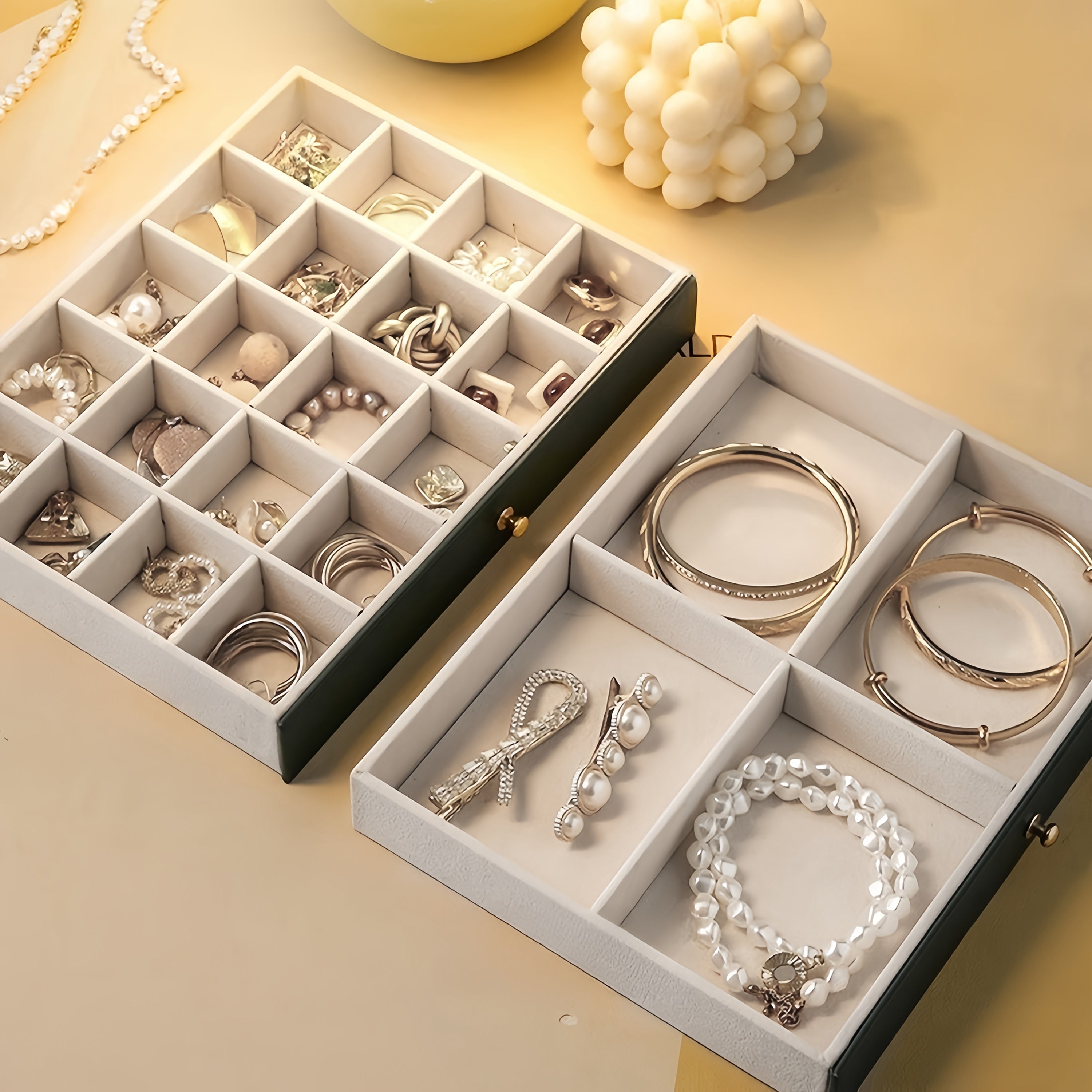 3-qavatli sun'iy charmli zargarlik saqlash qutisi, qulflangan, yumshoq qoplamali tortmalar. Marjonlar, bilakuzuklar, soatlar uchun keng joy. Yashil va oq ranglarda mavjud. Ayollar uchun mukammal sovg'a va