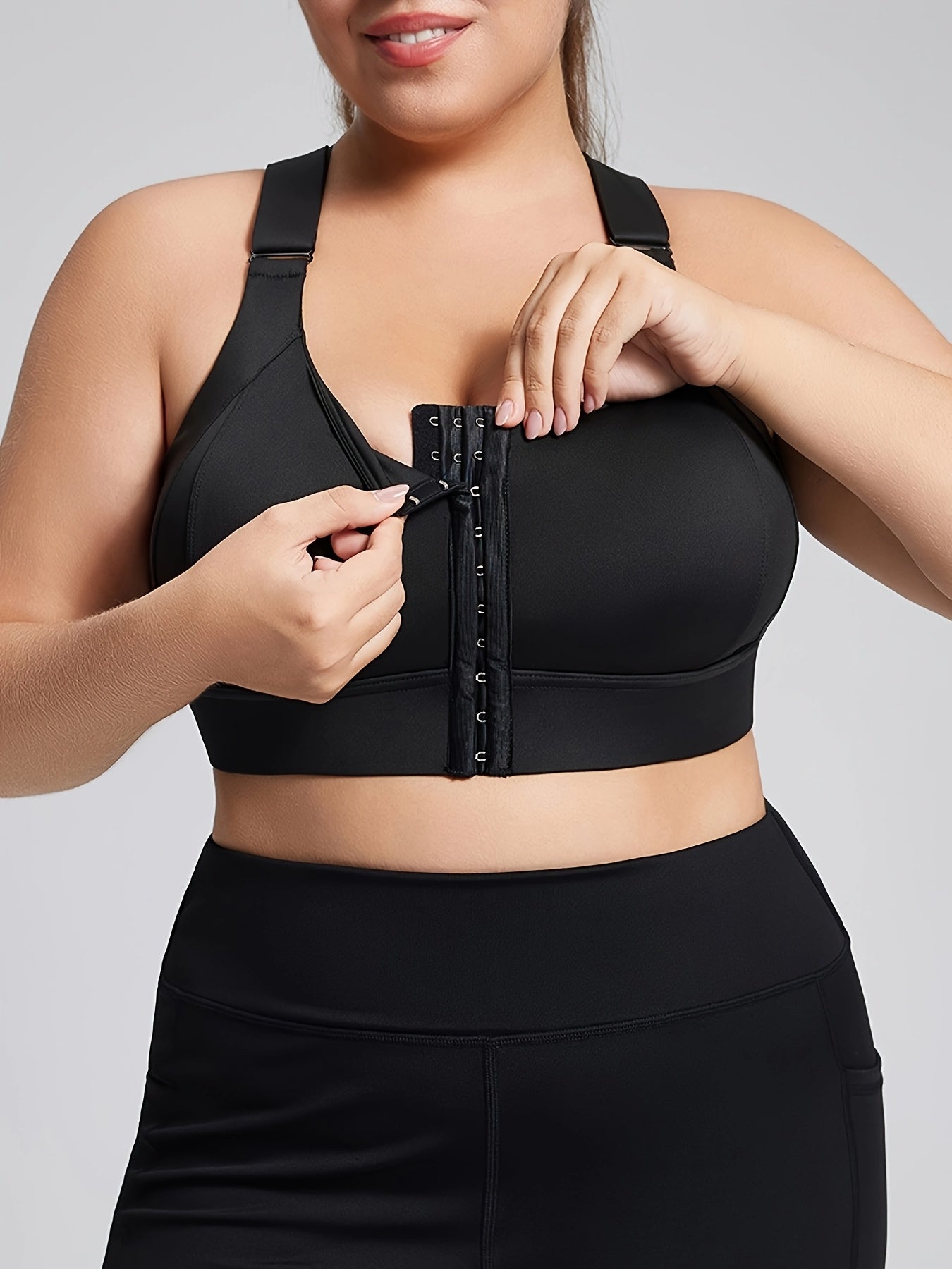 Plus Size Sports Bra with Zipper, Padded Cups, Adjustable Straps Black for Yoga