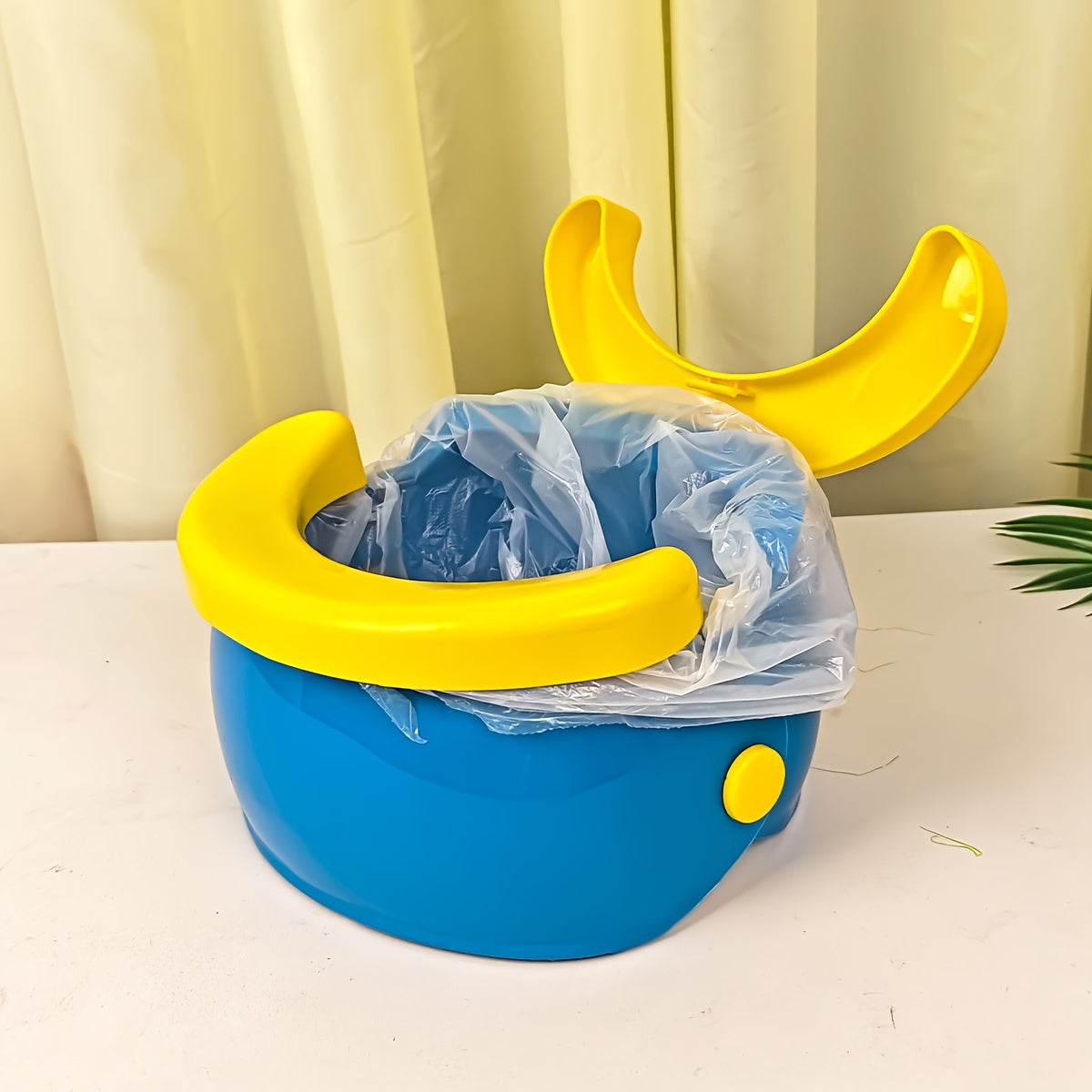 Tayyorlov hojatxonasi o'rindig'i ko'chma egiluvchan hojatxona, saqlash sumkasi va 20 ta axlat sumkasi bilan birga keladi.