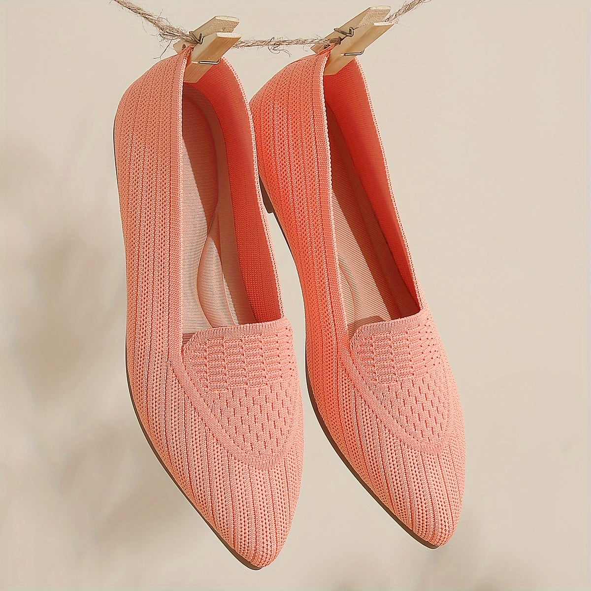 Ayollar uchun mustahkam ranglarda yumshoq, engil to'qilgan tekis poyabzal, nuqtali barmoq va havo o'tkazuvchi dizayn bilan.