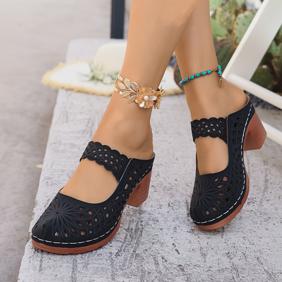 Ayollar uchun katta o'lchamli yopiladigan yuqori poyabzal, bir xil rangli, qulay