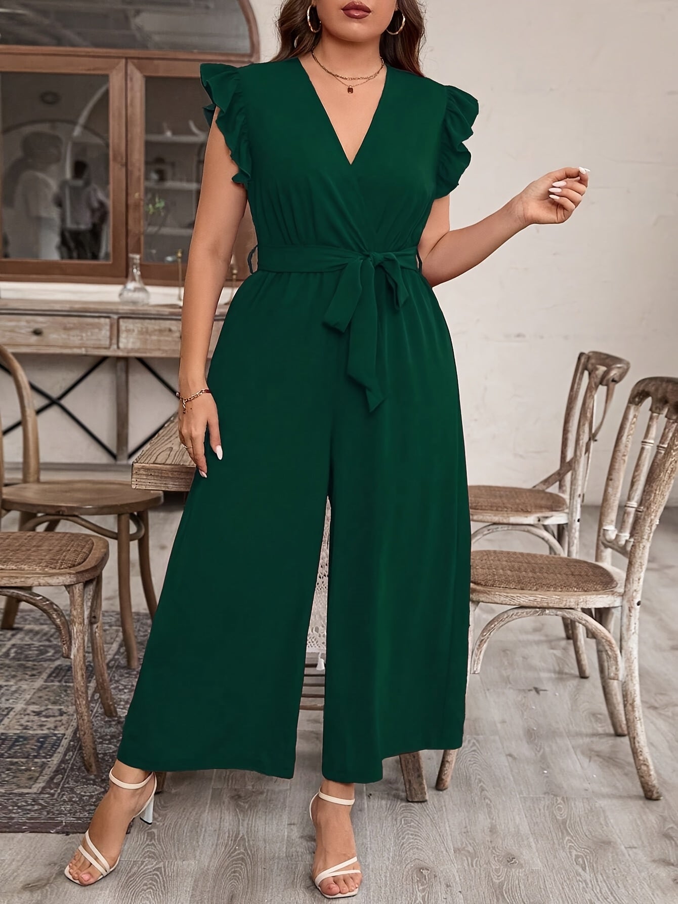 Mono de mujer con mangas acampanadas, escote en V, cinturón, color sólido y tela no elástica