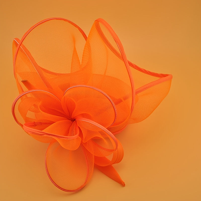 To'ylar va partiyalar uchun klip bilan qora va oq tarmoq gul fascinatori