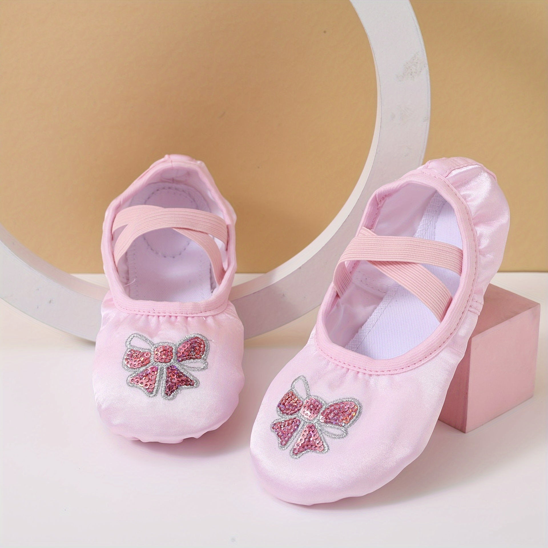 Балетные туфли для девочек с пайетками и вышитым бантом, дышащий канвас, легко надеваются для девочек