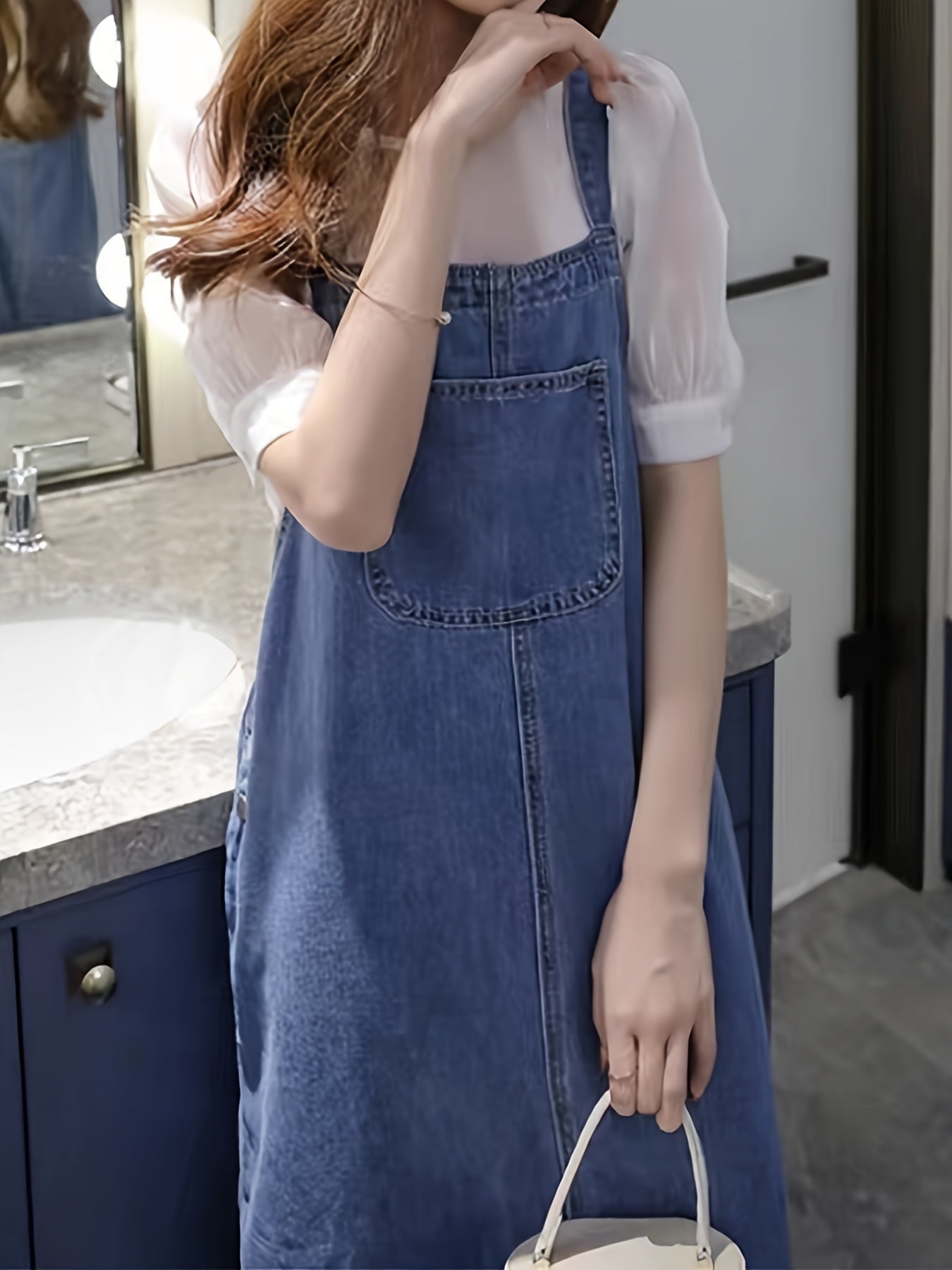 Ayollar uchun old tomonida cho'ntaklari bo'lgan keng kesimli denim overall ko'ylagi.