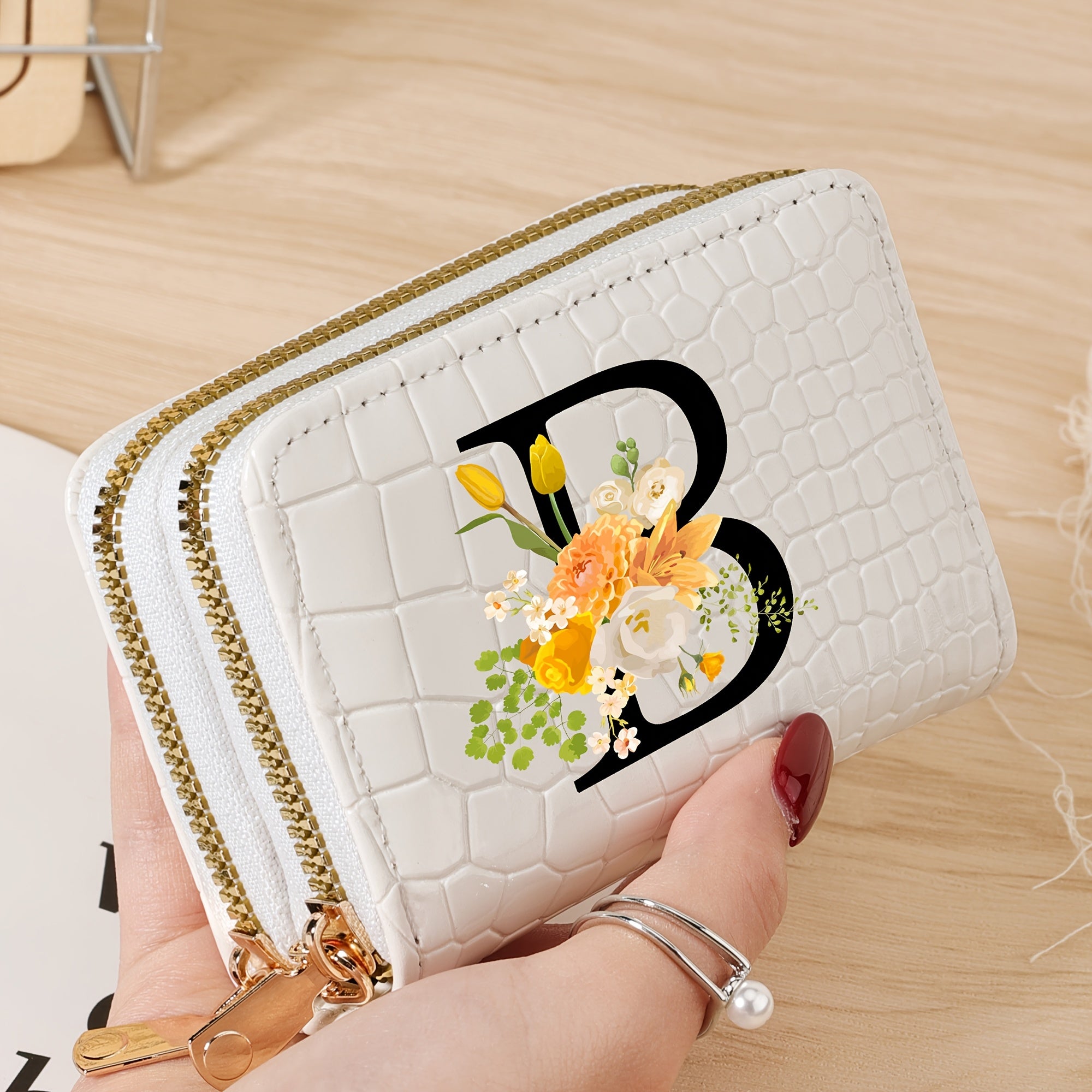 Bir nechta slotlari va zamonaviy fermuari bo'lgan mustahkam kredit karta saqlash sumkasi, maktab, yotoqxona va maktabga qaytish uchun zarur bo'lgan buyumlar uchun.