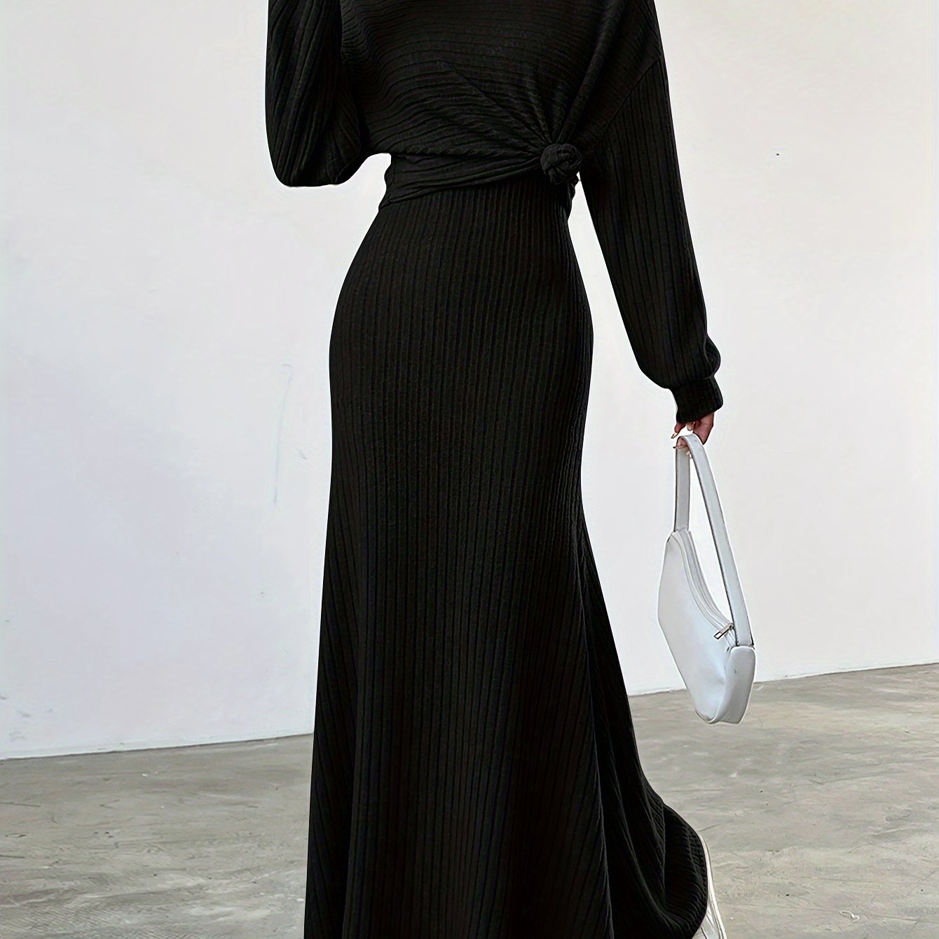 Комплект платья однотонного цвета с рифленой текстурой, состоящий из топа с длинными рукавами и безрукавного платья-майки, женская одежда.