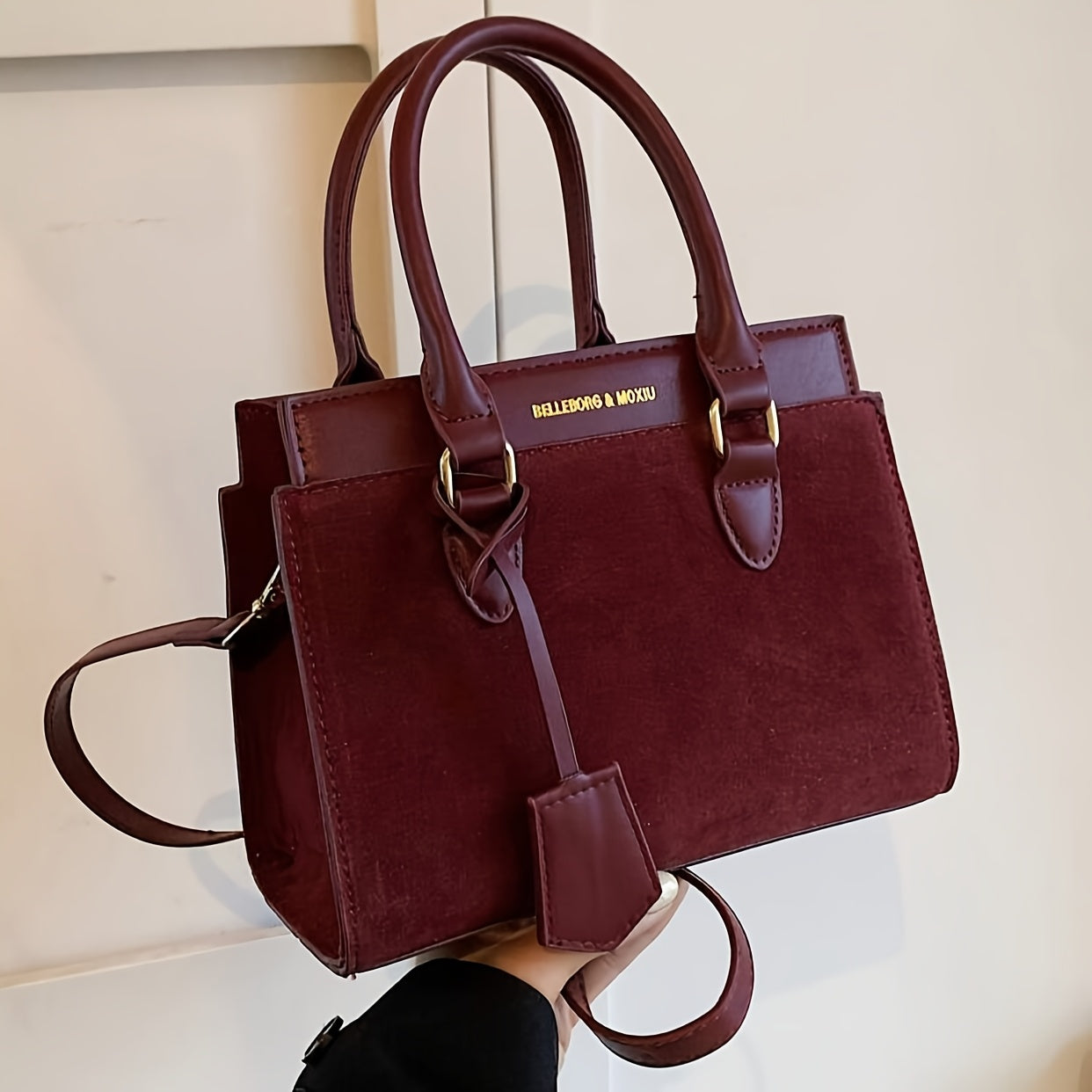 Элегантная бордовая сумка-тоут с золотистой фурнитурой, съемным плечевым ремнем и застежкой на молнии для женщин.