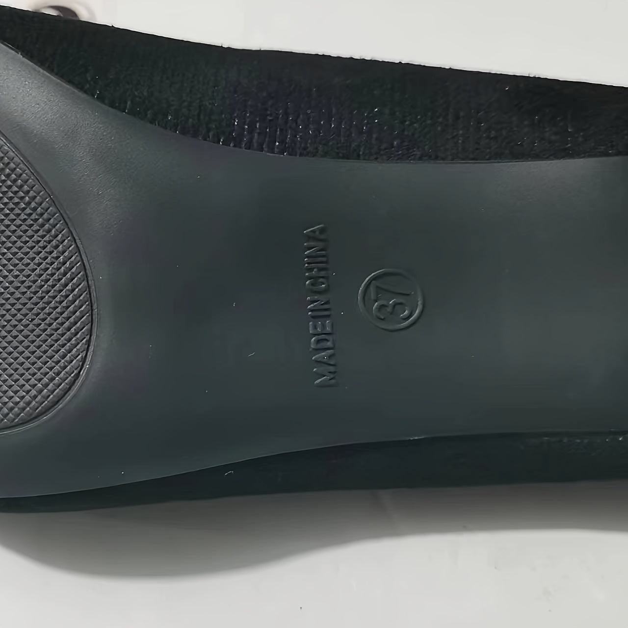 Туфли-стилеты однотонного цвета с острым носком, идеально подходящие для торжественных случаев.