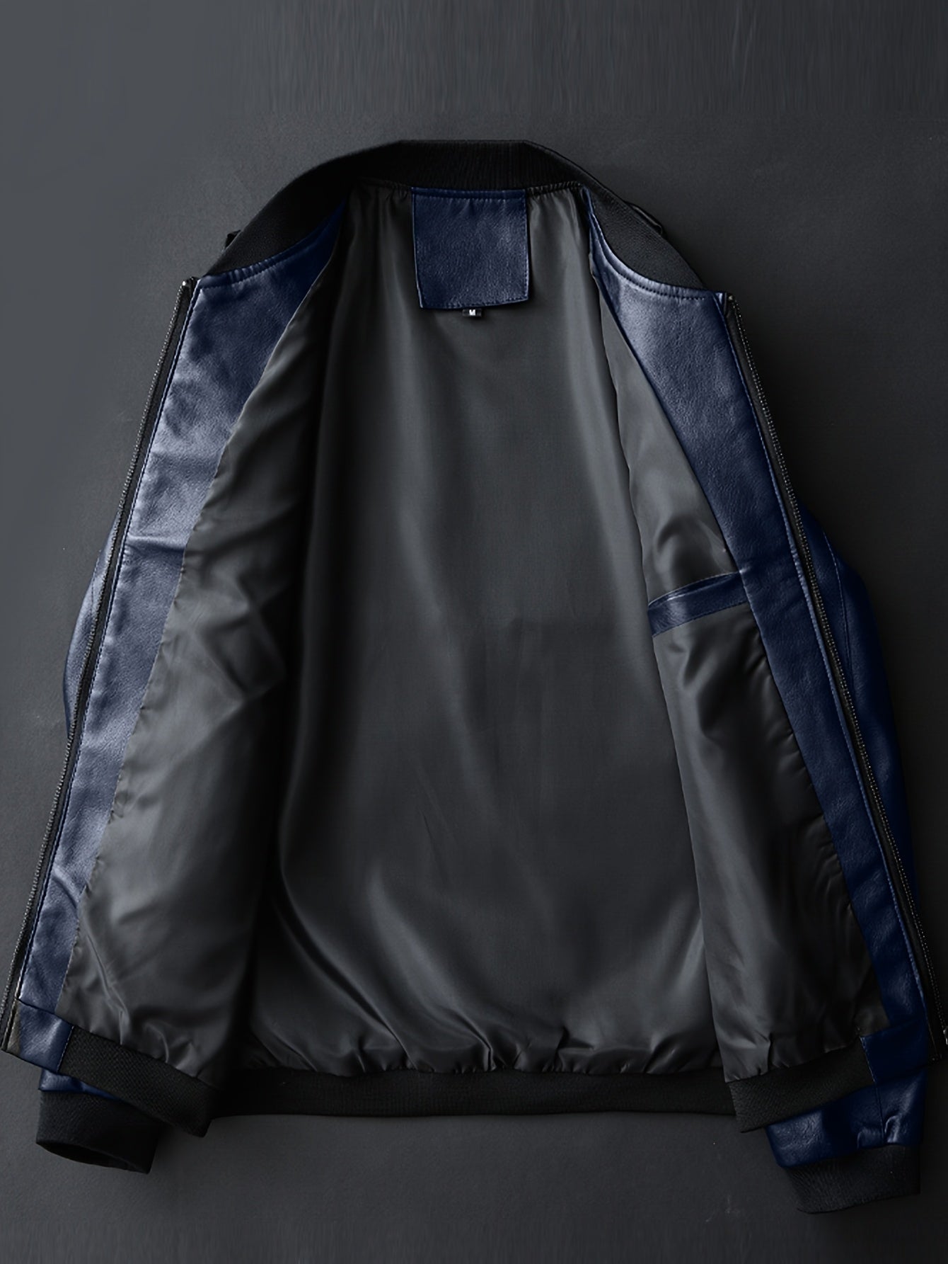 Erkaklar uchun amerika uslubidagi toraytiruvchi jaket, beysbol yaka va metall zip tafsilotlari bilan, tasodifiy va biznes kiyimlari uchun mos. Quvvat uchun mashinada yuvilishi mumkin, bahor va kuz uchun ideal.