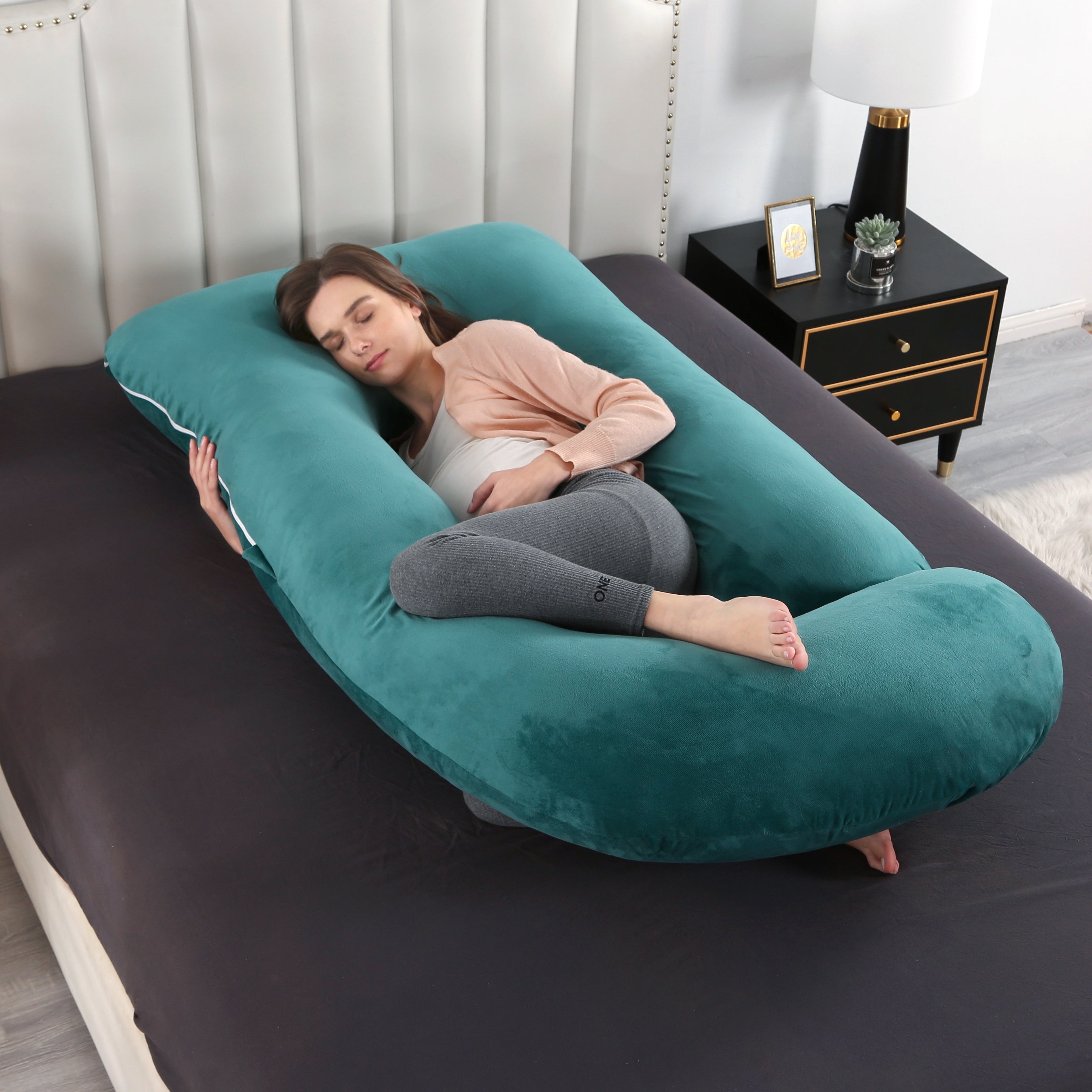 Homiladorlik yostiqi, yonma-yon yotish uchun G-shaklidagi belni qo'llab-quvvatlovchi yostiq, ajratiladigan kristal velur qopqoq bilan, kutayotgan onalar uchun ideal