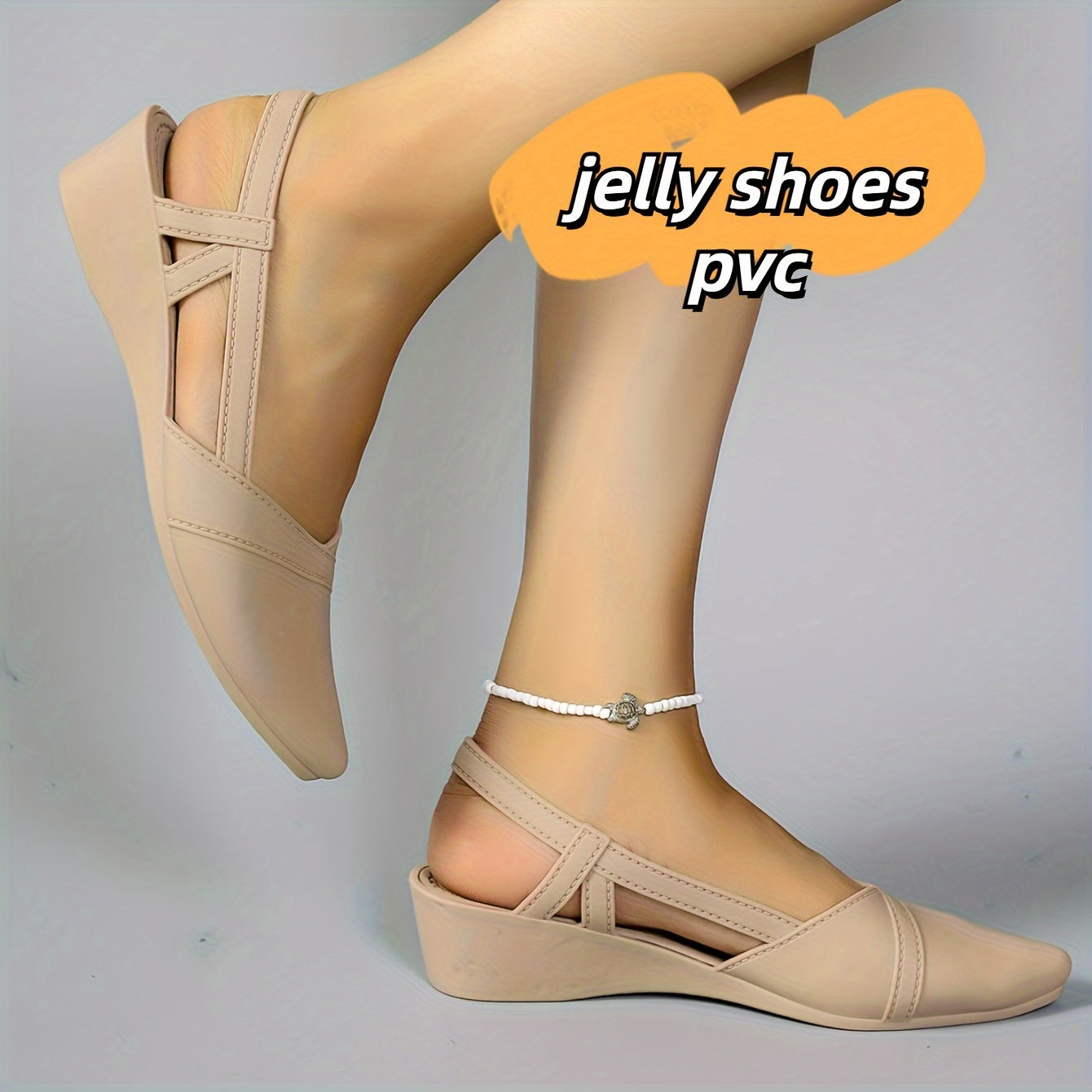 Ayollar uchun to'g'ri ranglarda, uchburchak barmoq bilan tasodifiy qulaylik uchun to'piq tasmasi bo'lgan poyabzal.