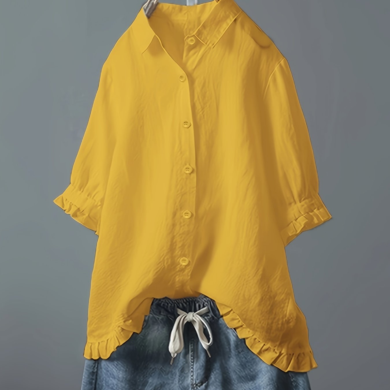 Plus o'lcham ayollar uchun yengil ko'k rangli kundalik ko'ylak, rufflesi bo'lgan qisqa ko'kraklar va cho'ntaklar