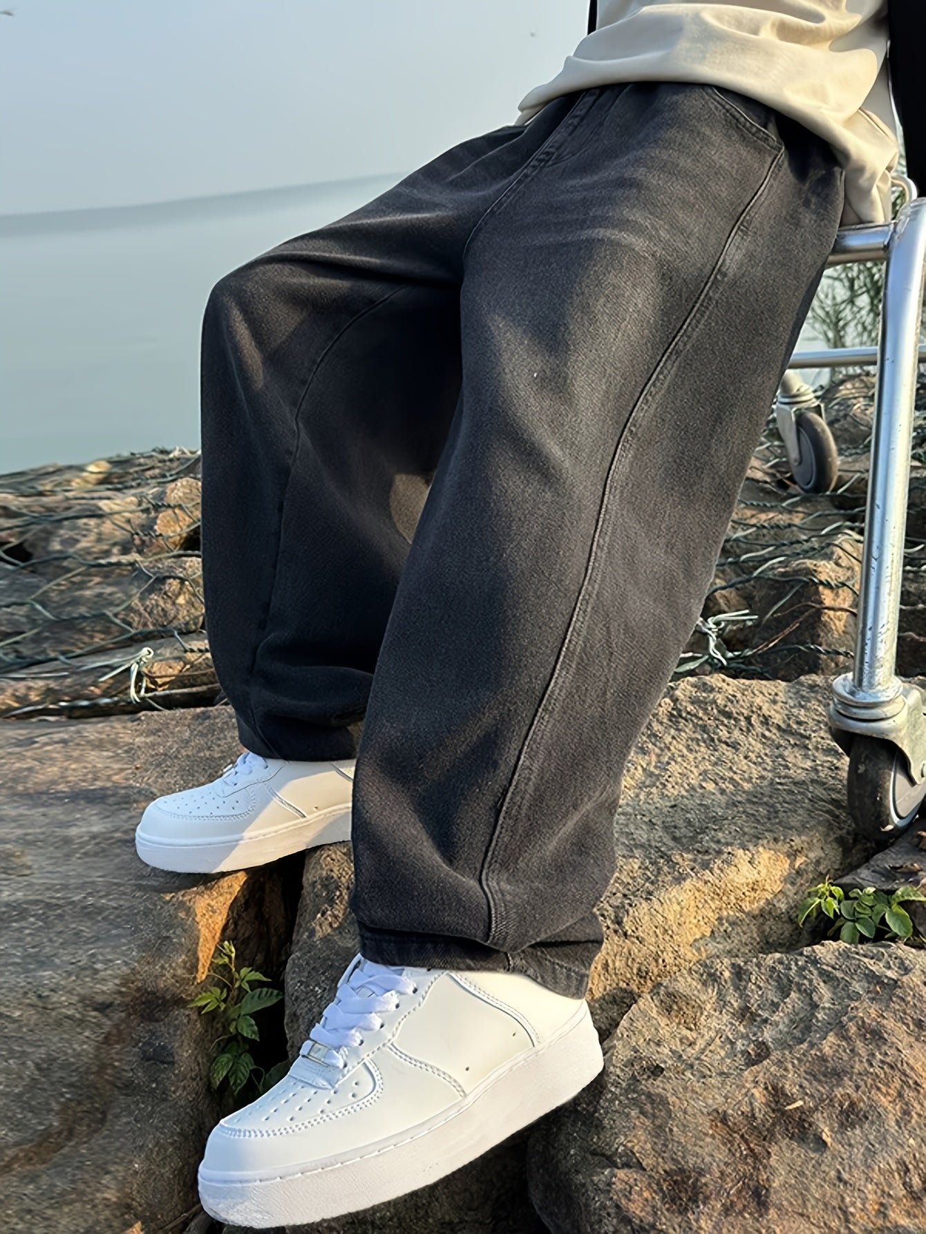 Erkaklar uchun vintage yuqori belga ega, bo'sh kesimli, bir rangli paxta aralashmasidan tayyorlangan, cho'zilmaydigan mato, cho'ntaklar bilan va oddiy uzunlikda.