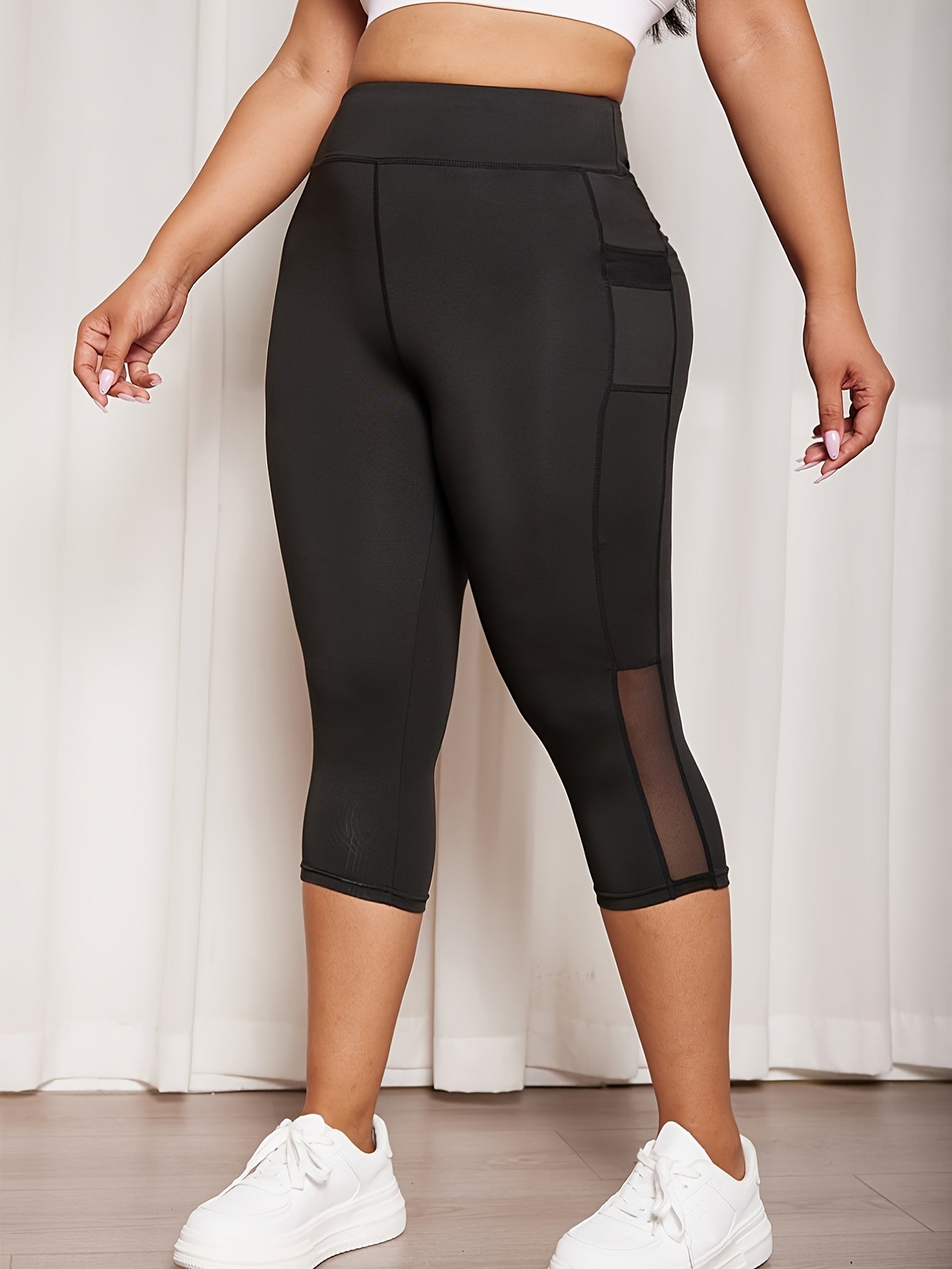 Pantalones cortos de yoga de cintura alta para mujer con control de abdomen, bolsillos y contraste de malla en negro