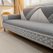 Qor to'pi dantel bezakli va sirpanishga qarshi orqa qoplamali vafli tikuvli divan qoplamasi.