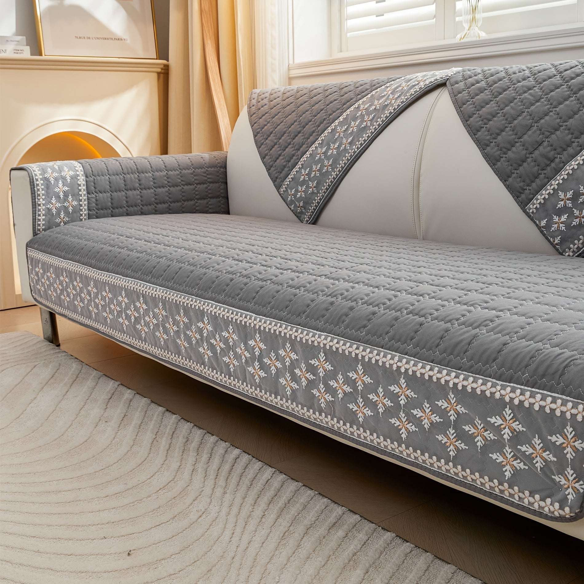 Qor to'pi dantel bezakli va sirpanishga qarshi orqa qoplamali vafli tikuvli divan qoplamasi.