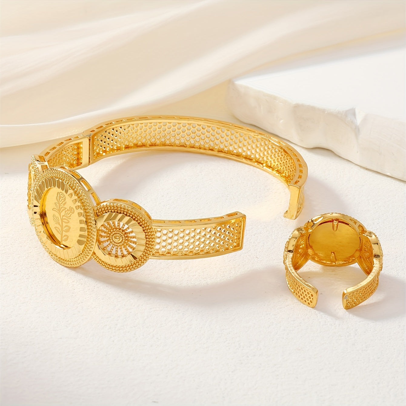 Vintage uslubidagi mis zargarlik to'plami, dumaloq Udan gul dizayni bilan, ayollar uchun 1 dona bilaguzuk va uzukni o'z ichiga oladi.