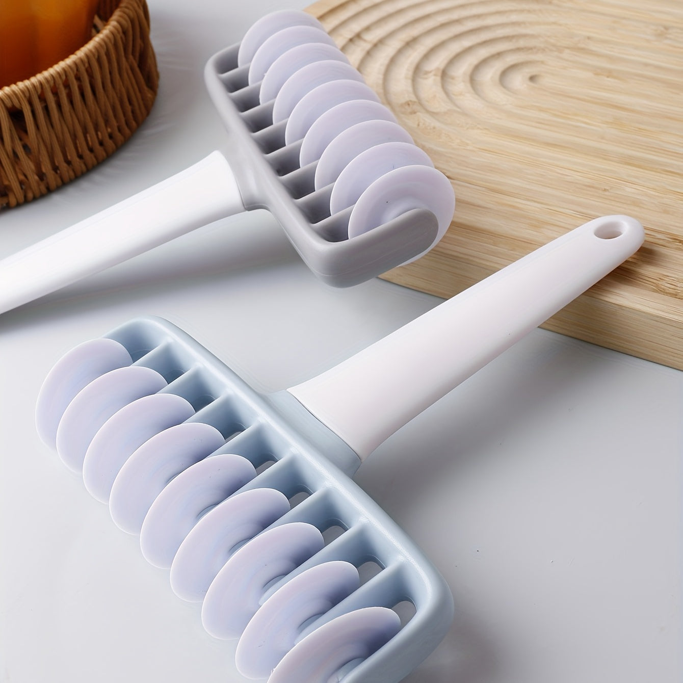 Одна часть тянущего сетчатого роликового ножа, роликового ножа для лапши, ножа для резки полосками, инструмента для выпечки. Размеры: 19,5*14*3,9 см. Вес: 95 г.