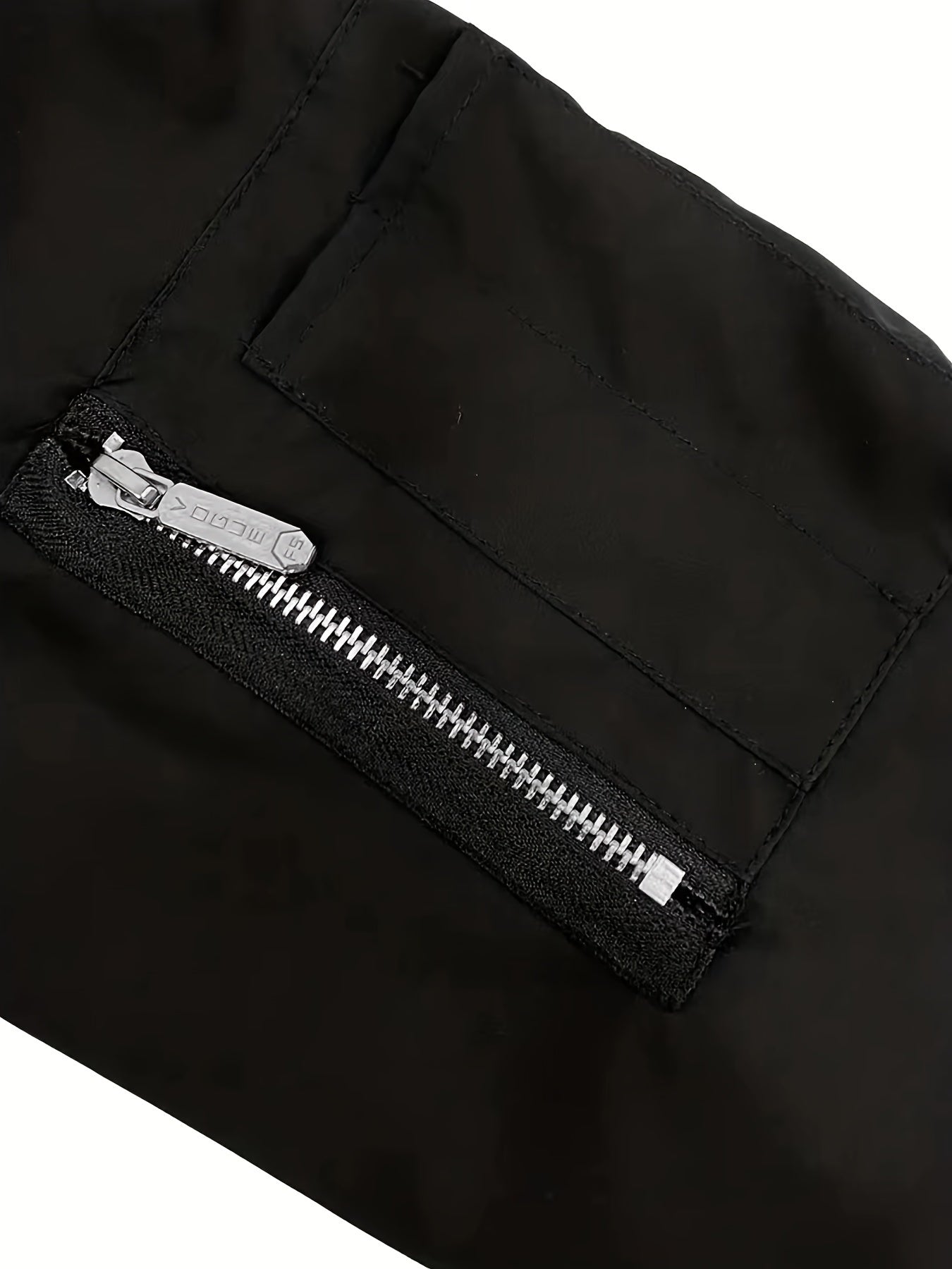 Erkaklar uchun polyester sport jakketi, mandarin yelka va zip yopilishi bilan. Bir rangli, cho'zilmaydigan mato, oddiy kesim. Yugurish va piyoda yurish kabi norasmiy ochiq havoda faoliyatlar uchun mos. 100%