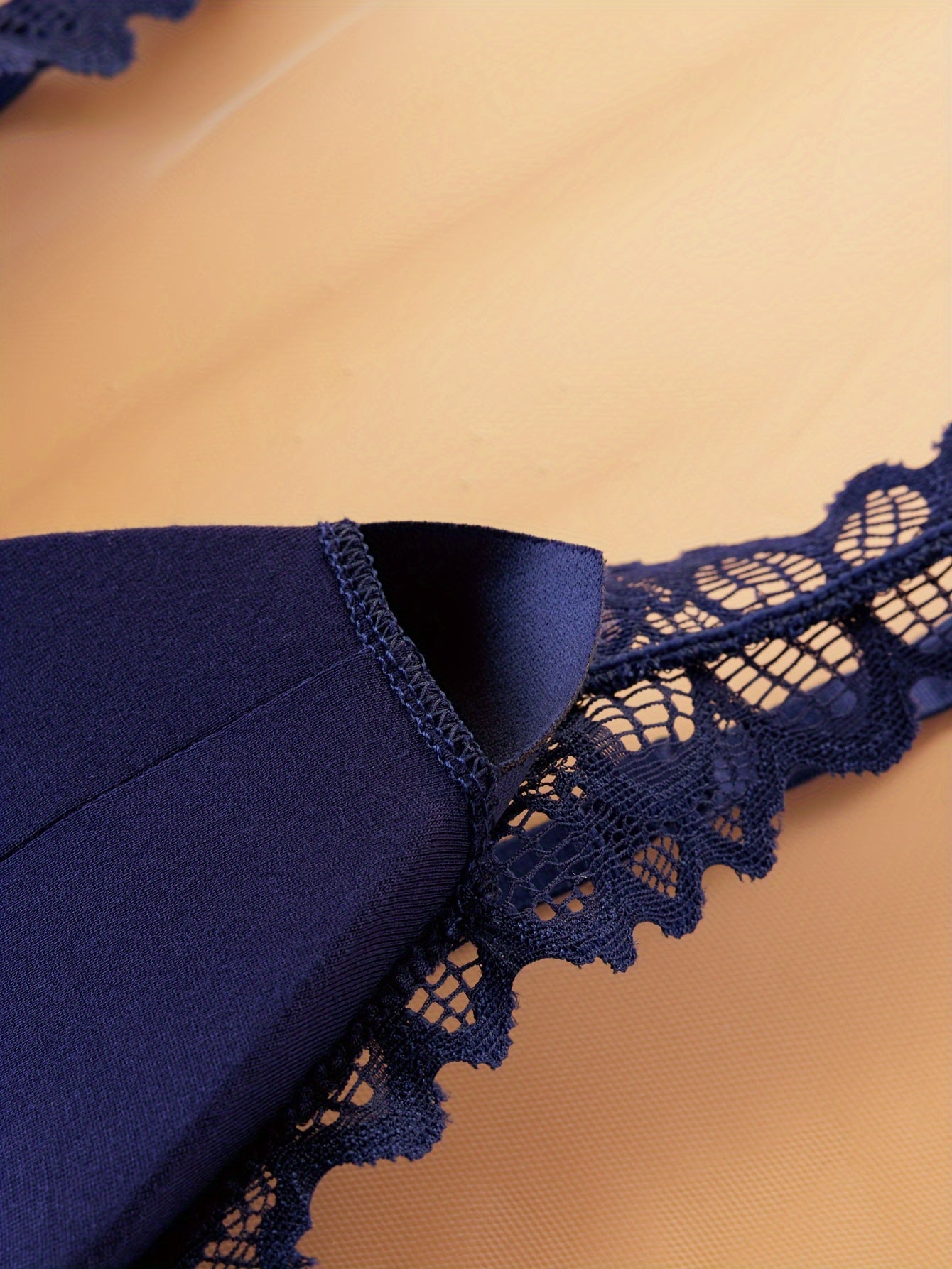 3-qismli gullar bilan bezatilgan dantel ichki kiyim to'plami, simsiz brassiyer va thong ichki kiyimlar bilan