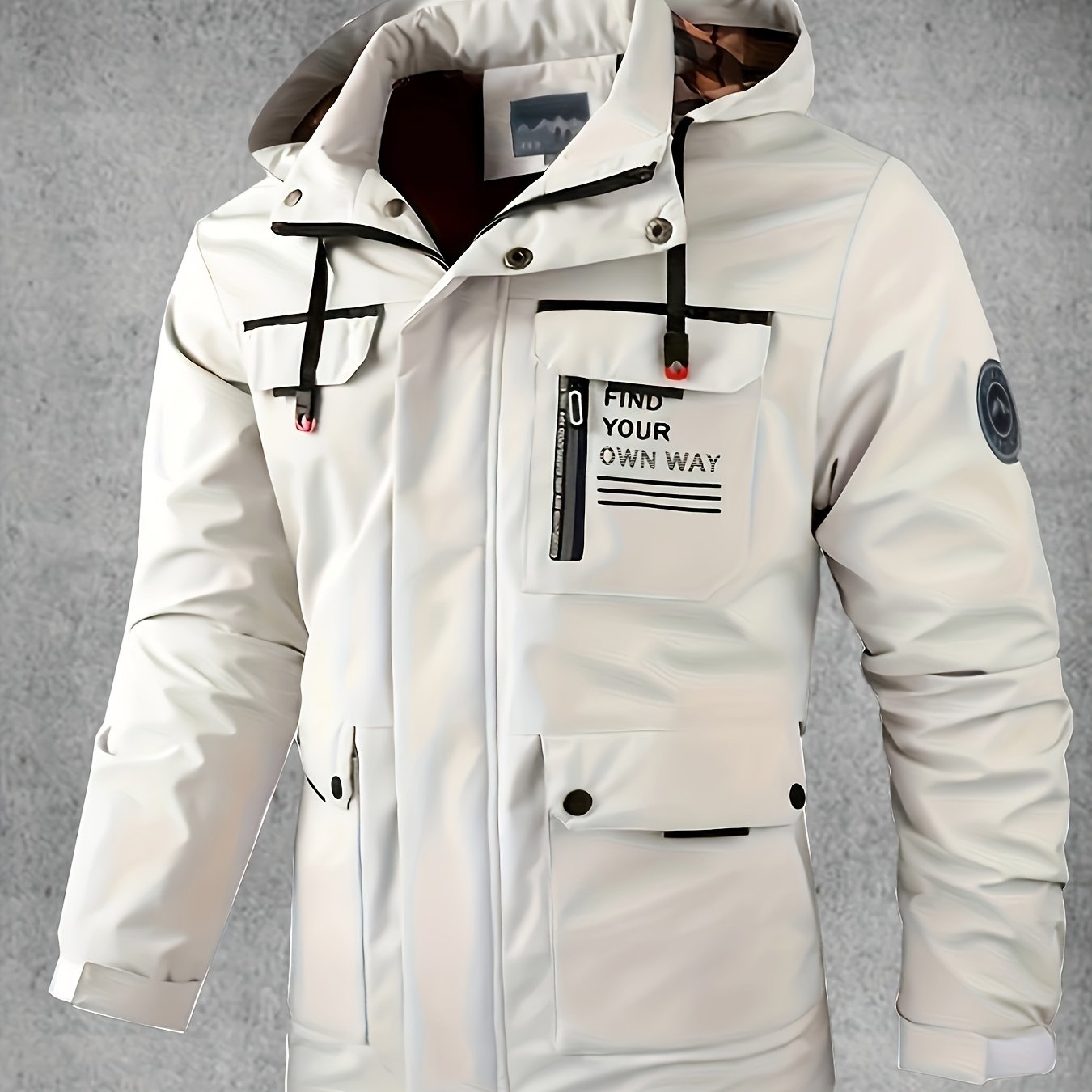 Yoz va kuzda ochiq havoda faoliyatlar uchun bir nechta cho'ntaklari bo'lgan kapuchonli yumshoq qoplama kurtka.