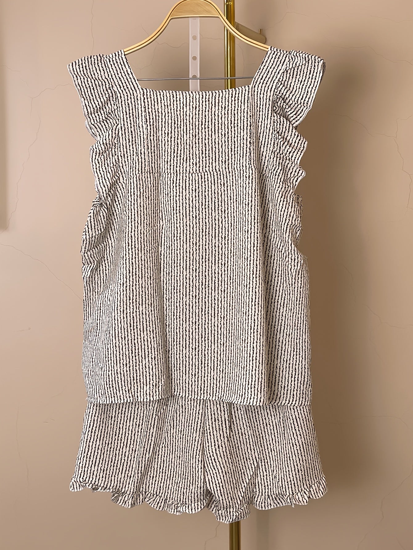 Yozgi pijama to'plami ayollar uchun qirralari qiyshaygan yenglar va yengsiz bluzka bilan.