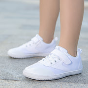 Unisex bolalar uchun moda krossovkalari - Har mavsumga mos keladigan preppy uslubi. Moslashuvchan tasma va nafas oladigan to'r mato ustki qismi, kauchuk taglik bilan ta'minlangan.