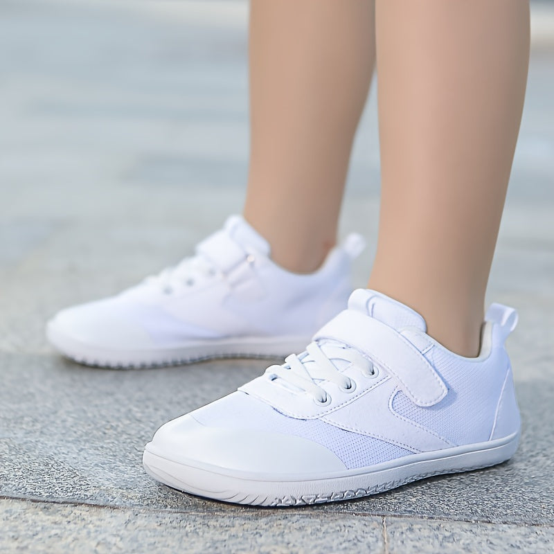 Unisex bolalar uchun moda krossovkalari - Har mavsumga mos keladigan preppy uslubi. Moslashuvchan tasma va nafas oladigan to'r mato ustki qismi, kauchuk taglik bilan ta'minlangan.