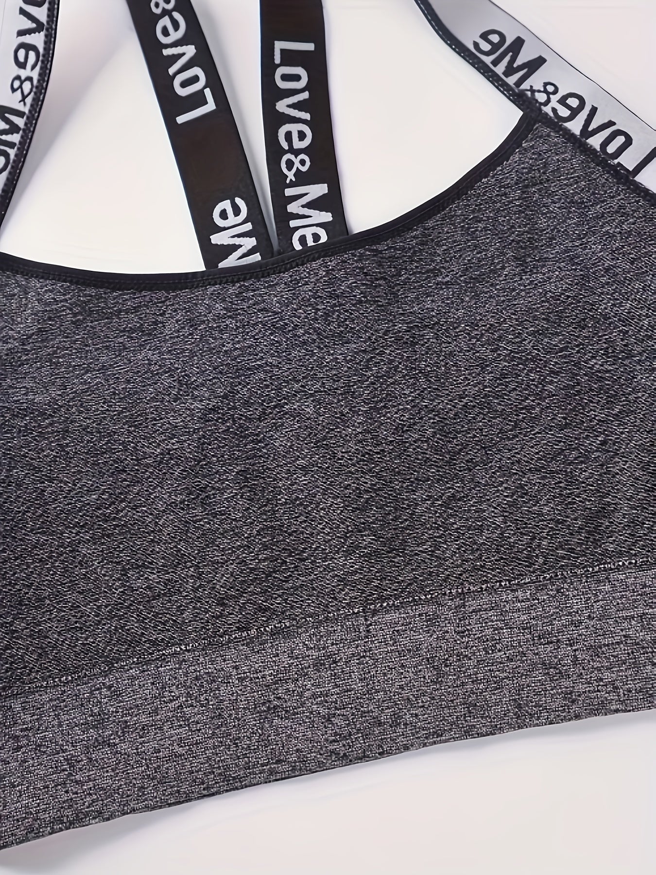 Спортивный и йога комплект нижнего белья для женщин, с алфавитным узором и комфортной посадкой, включает бюстгальтер и шорты, изготовленные из полиамидной трикотажной ткани с эластаном.