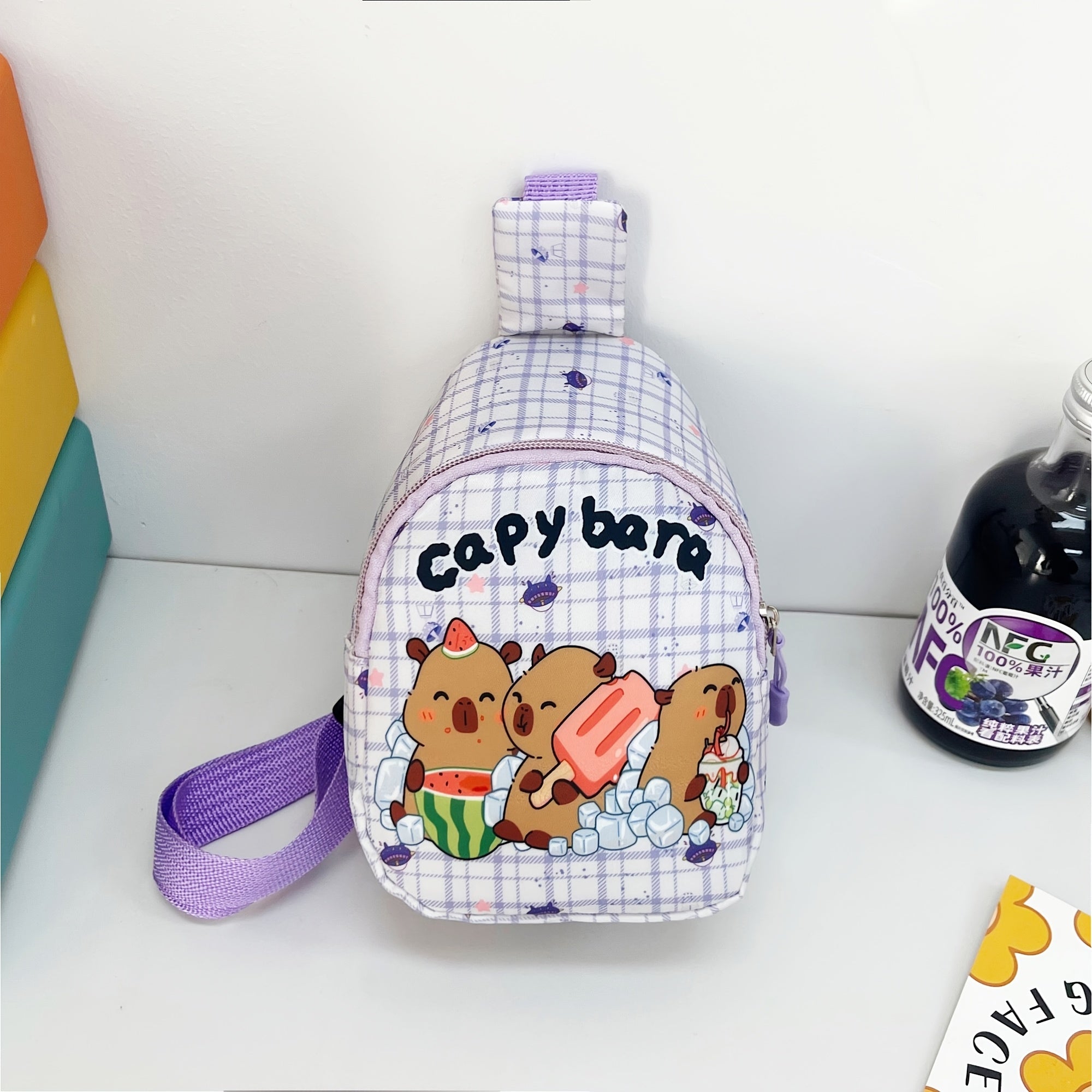 Qulay kapibara printli kesim sumkasi, sozlanadigan belbog'i, fermuari, ajratiladigan tangalar sumkasi va hamyon bilan. Sayohat, piyoda yurish, velosipedda yurish uchun ideal. Qo'l bilan yuvish, o'g'il va qizlar uchun ajoyib tug'ilgan kun sovg'asi.