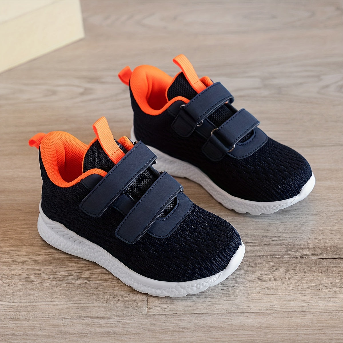 O'g'il bolalar uchun nafas oladigan sport poyabzali, tasodifiy uslubda, yopishqoq va halqa bilan bog'lash tizimi, qora to'r tafsilotlari bilan va barcha mavsumlar uchun mos.