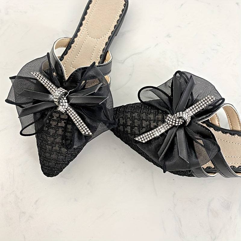 Yil davomida kiyish uchun bowknotli, uchburchak burchakli va tekis to'pi bilan zamonaviy slip-on mules.