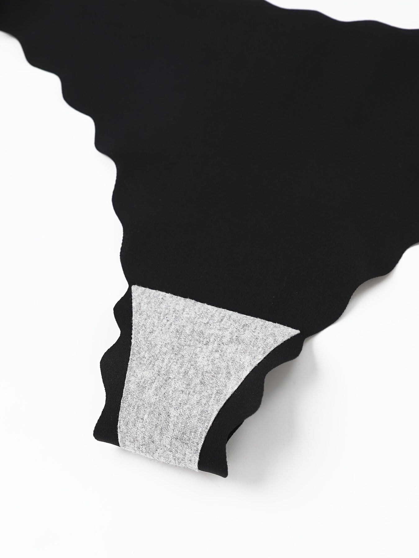 Ayollar uchun qora cheksiz thonglar, bir xil rangli to'qimachilik mato, V-String ichki kiyim