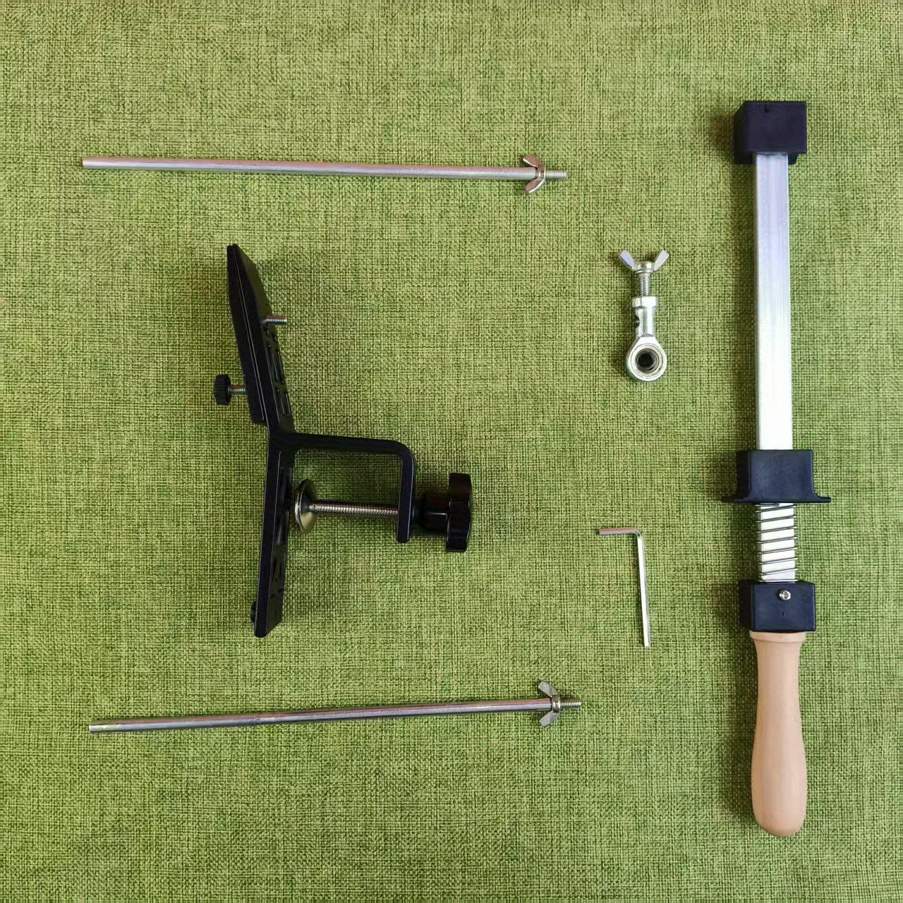 GT2001 Qoʻllanma pichoqni silliqlash uchun sozlanadigan burchak, barqaror klamp va ko‘p-gritli qattiq silliqlash yuzasi bilan aniq silliqlash uchun. Oshxona pichoqlari uchun bardoshli portativ dizayn, batareyalar kerak emas.