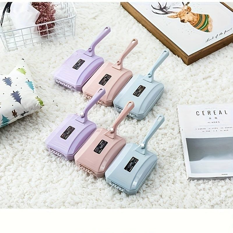 Plastik tutqichli qo'l bilan ishlatiladigan chang olib tashlash cho'tkasi - yashash xonasi, yotoqxona, kiyimlar va gilamlar uchun to'kintilar va uy hayvonlari sochlarini tozalash uchun mukammal. Qo'lda ishlash, batareyalar kerak emas. Tasodifiy rang.