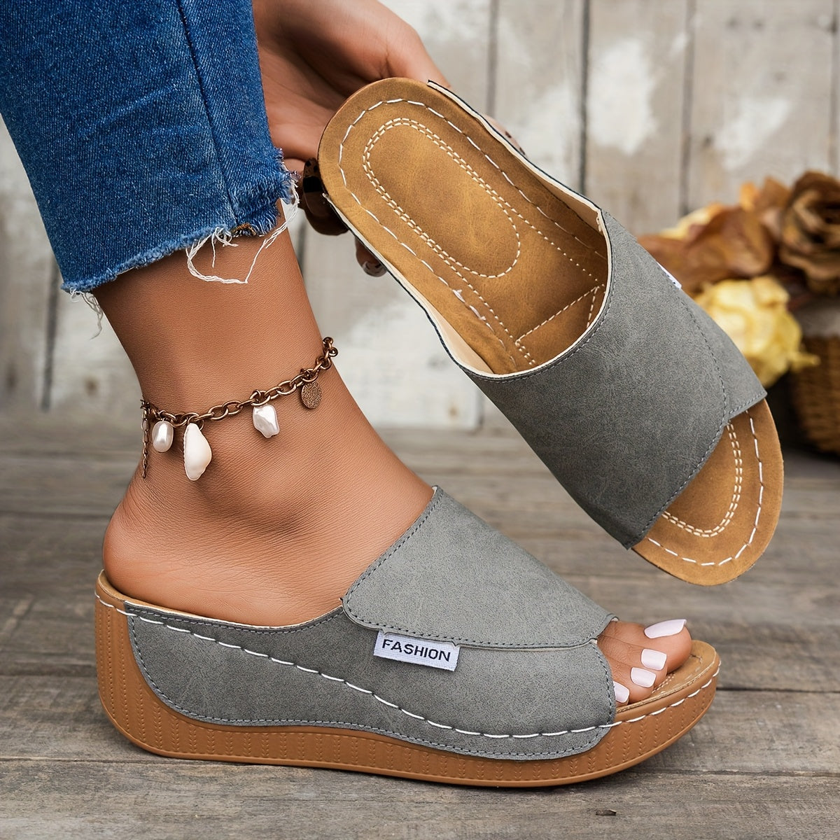 Ayollar uchun ochiq barmoqli, past heelsli, sintetik qoplamali, qulay va kundalik foydalanish uchun slip-on sandallari