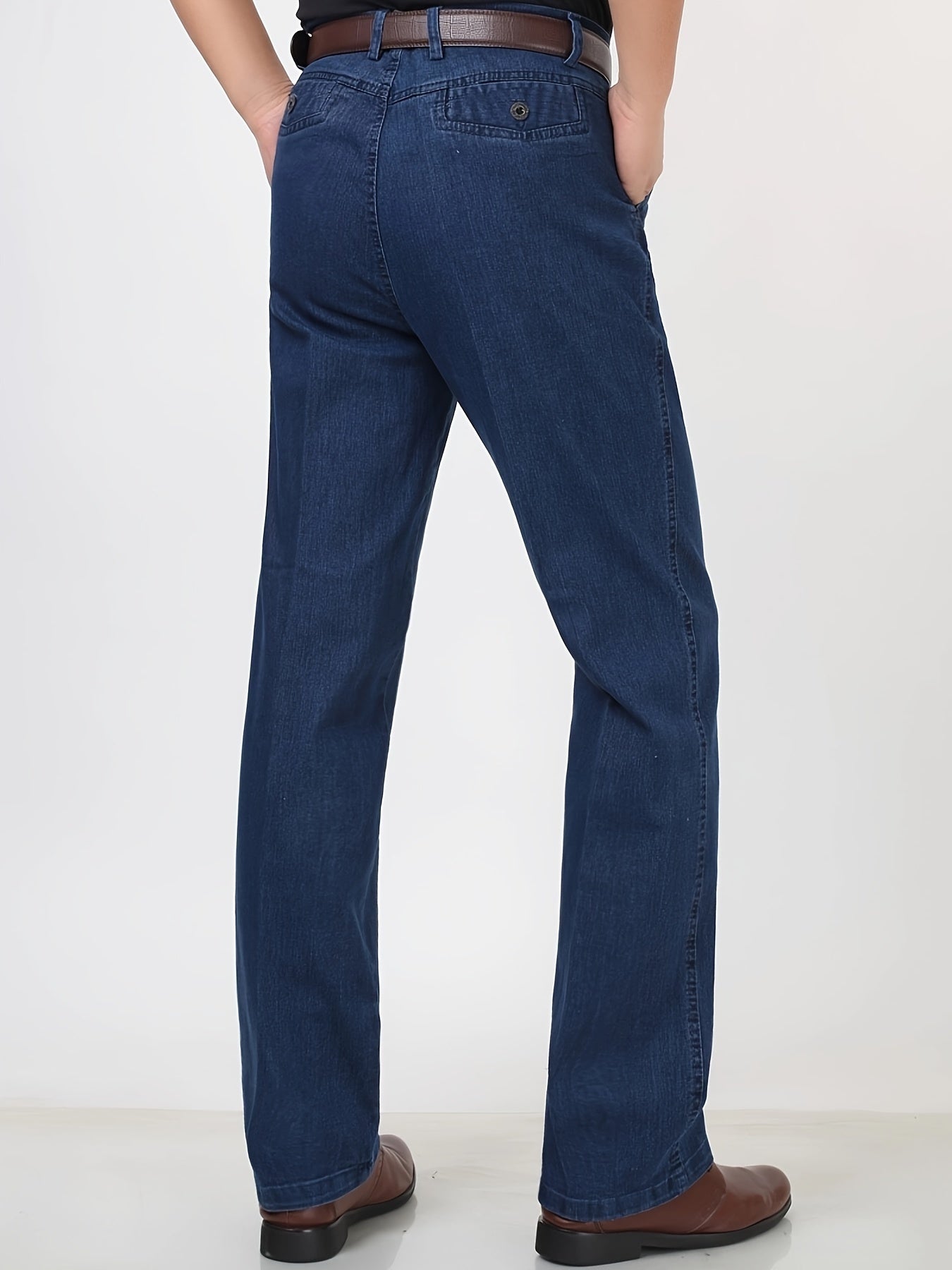 Yozgi ochiq havoda faoliyatlar uchun ideal, cho'kkan denim shimlar, cho'ntaklari bilan.