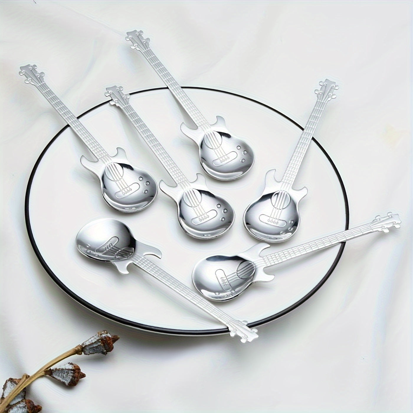 2, 4 yoki 6 dona rostlangan po'latdan yasalgan gitar qoshiqchalari, shirinliklar va sovg'alar uchun